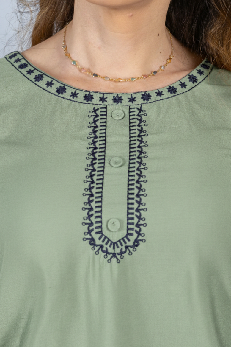 Blusa Manga Curta com Detalhes Bordados Colo Visco Fine Leia Verde