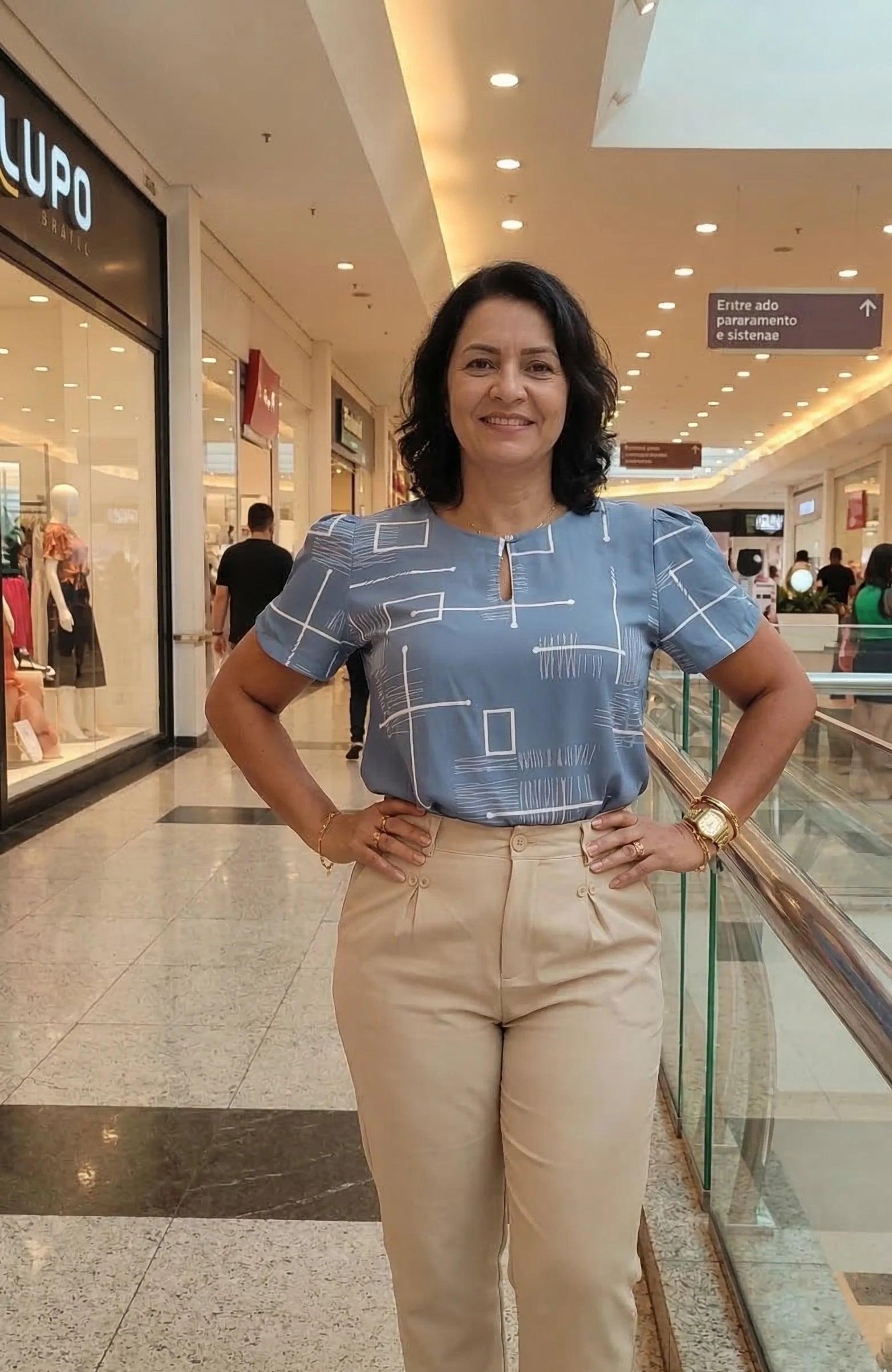 Blusa Manga Curta Colo Detalhe Botão Crepe Classic Samara Estampada Azul