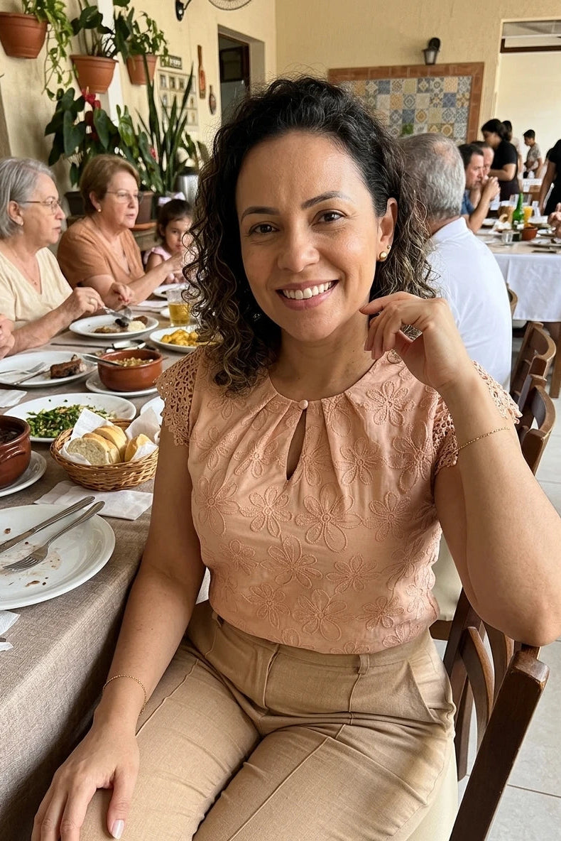 Blusa Manga Curta em Laise com Detalhe em Renda Manuela Bege