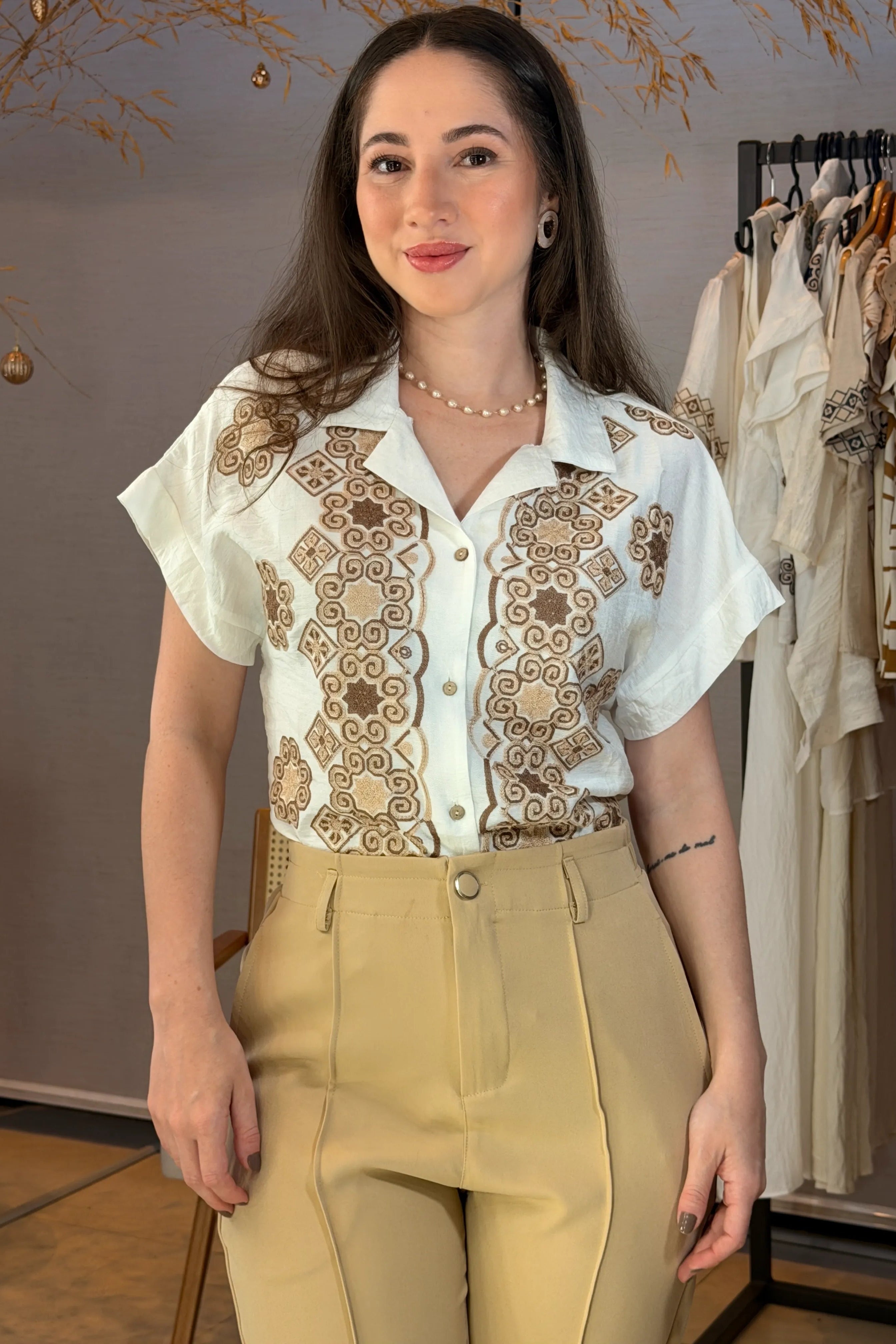 Conjunto: Camisa Manga Curta Neuza Bordada Visco Brise Marrom + Calça Pantalona Alfaiataria Botão Encapado Margareth Bege