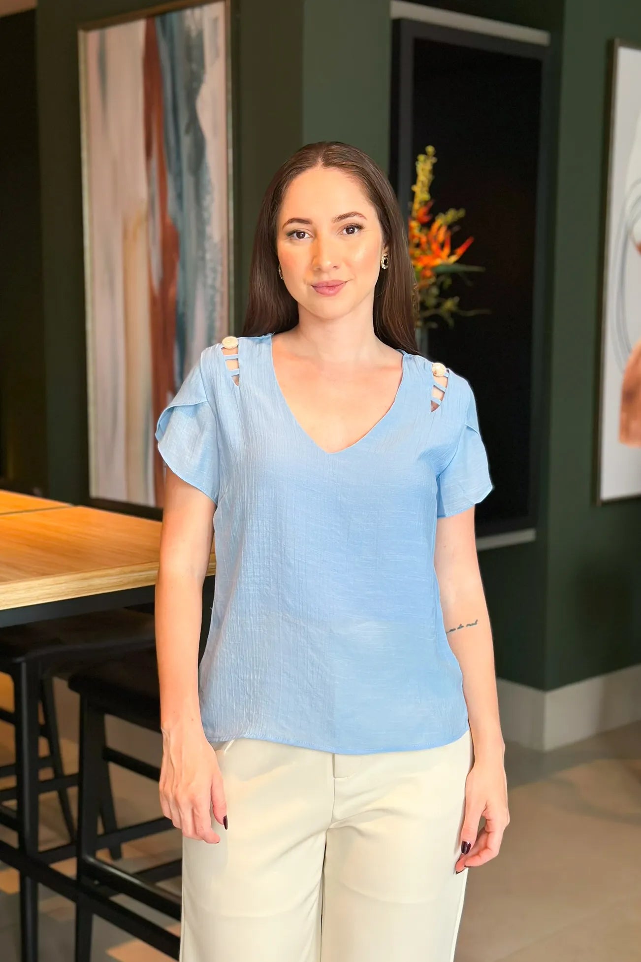 Blusa Manga Transpassada Detalhe Ombro Vivian Azul Claro