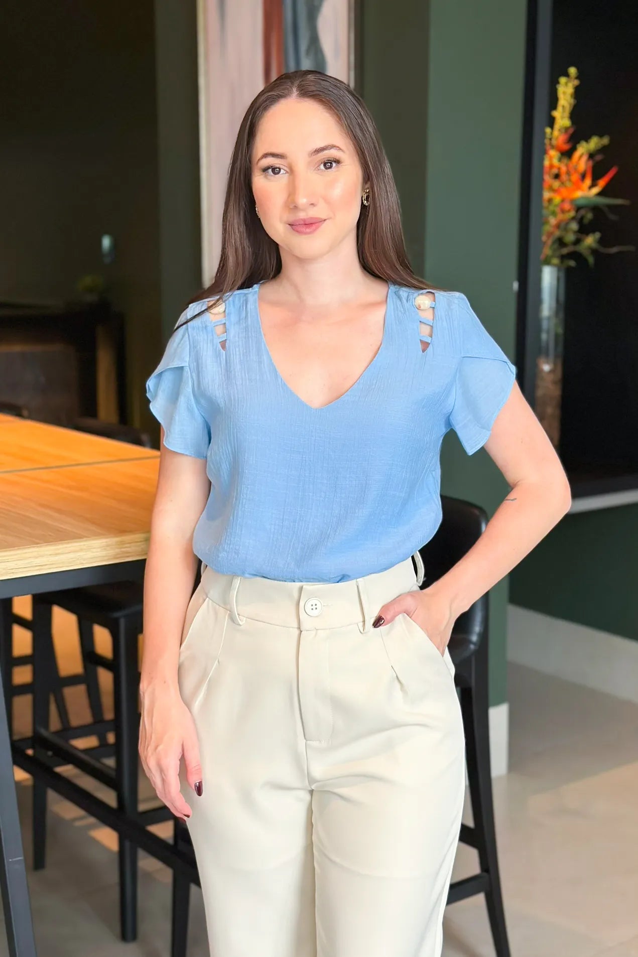 Blusa Manga Transpassada Detalhe Ombro Vivian Azul Claro