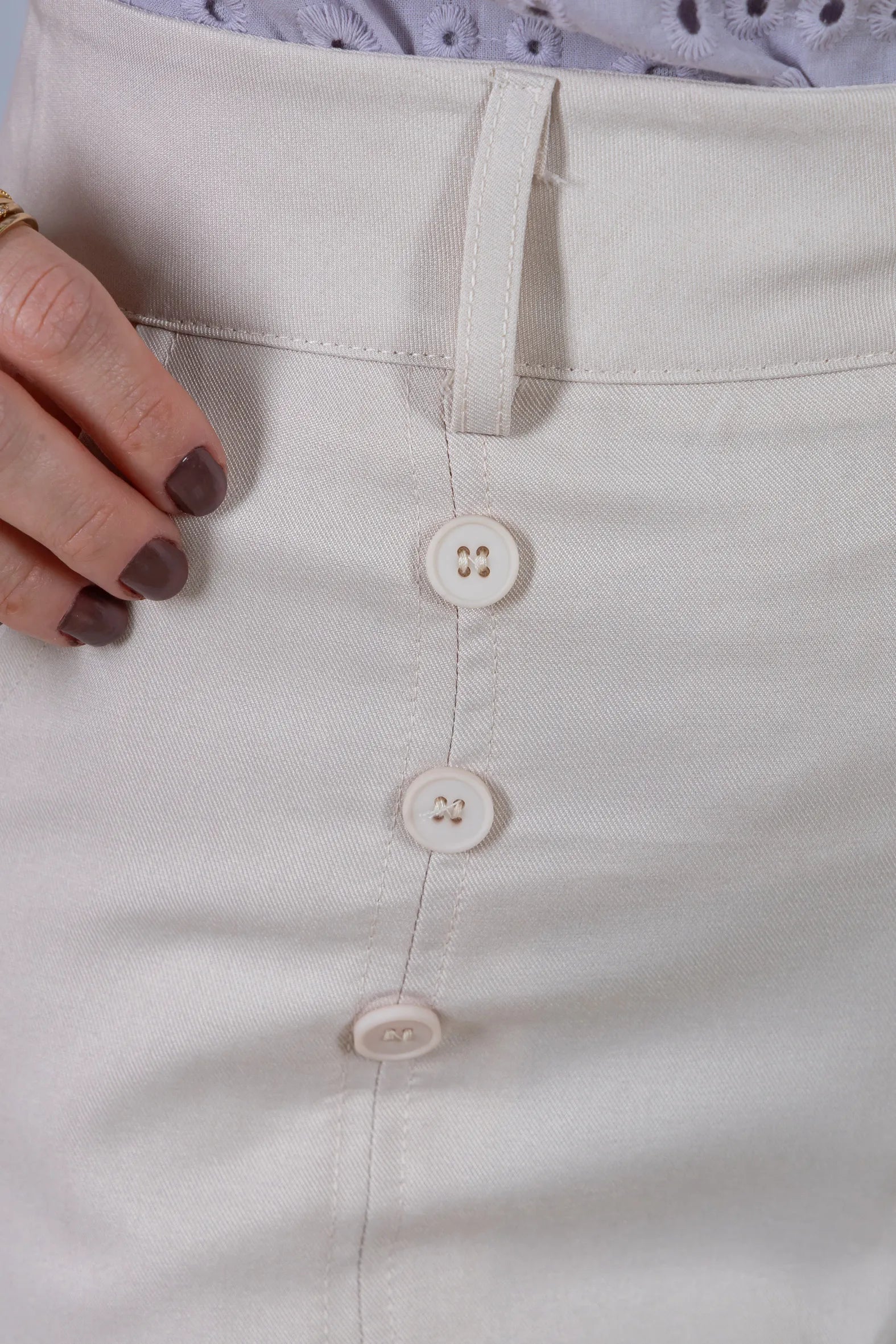 Bermuda Detalhes Botões Crepe Alfaiataria Débora Creme