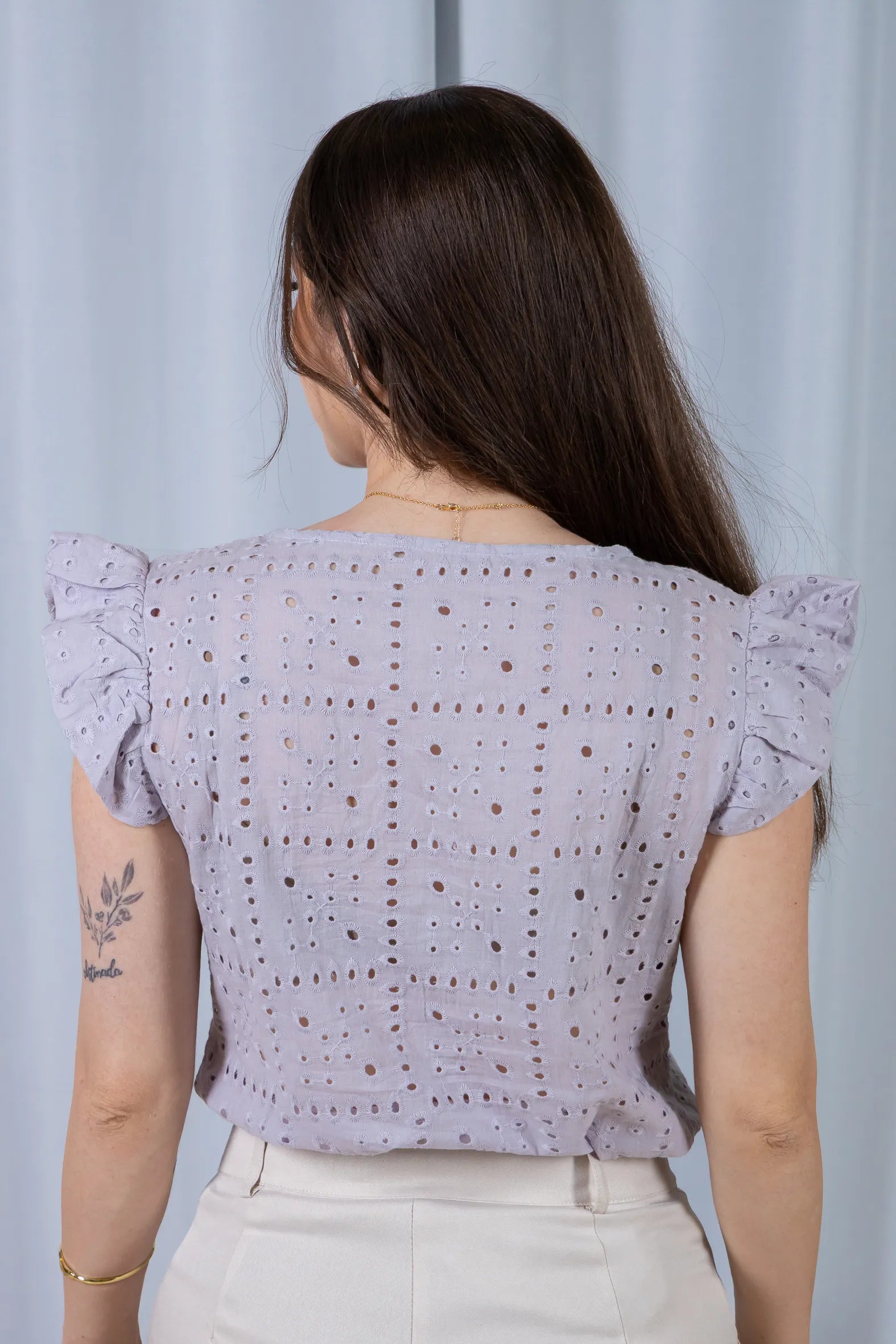 Regata Babados Cotton Em Laise Gabriela Cinza Azulado