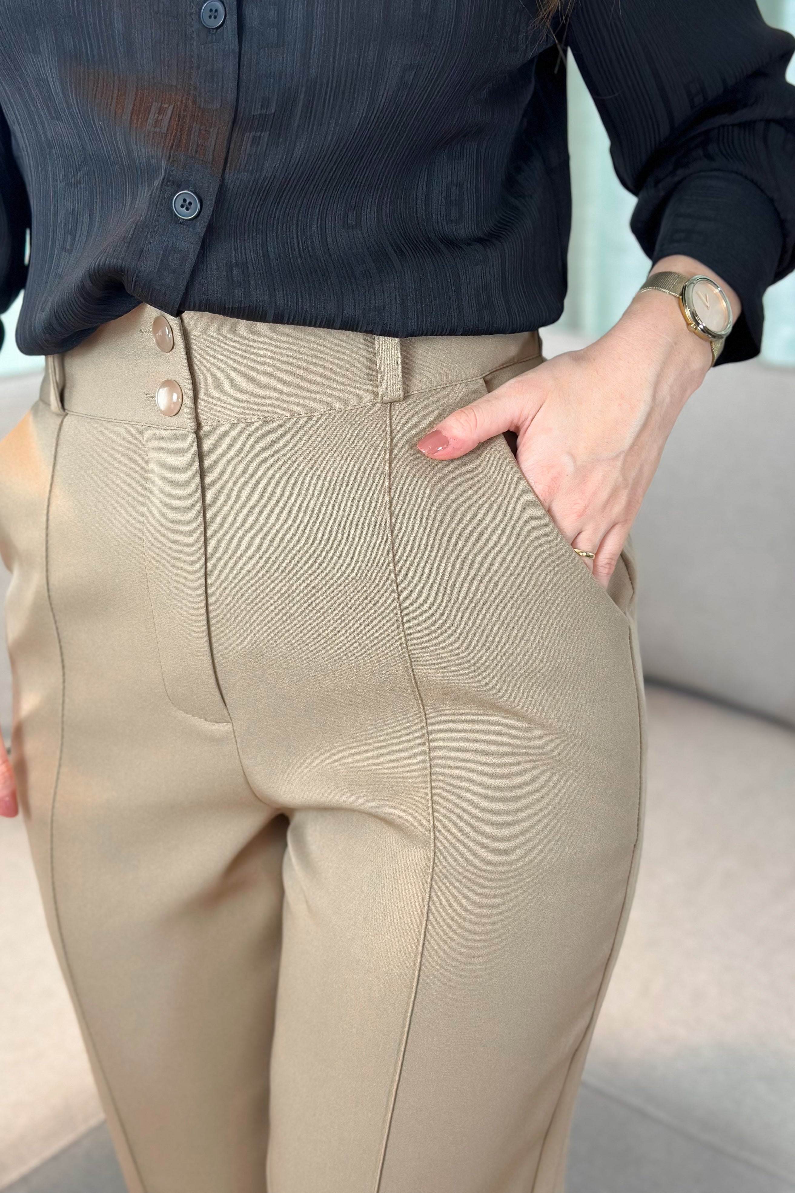 Calça Corte Reto Alfaiataria Botão Duplo Pietra Marrom Claro