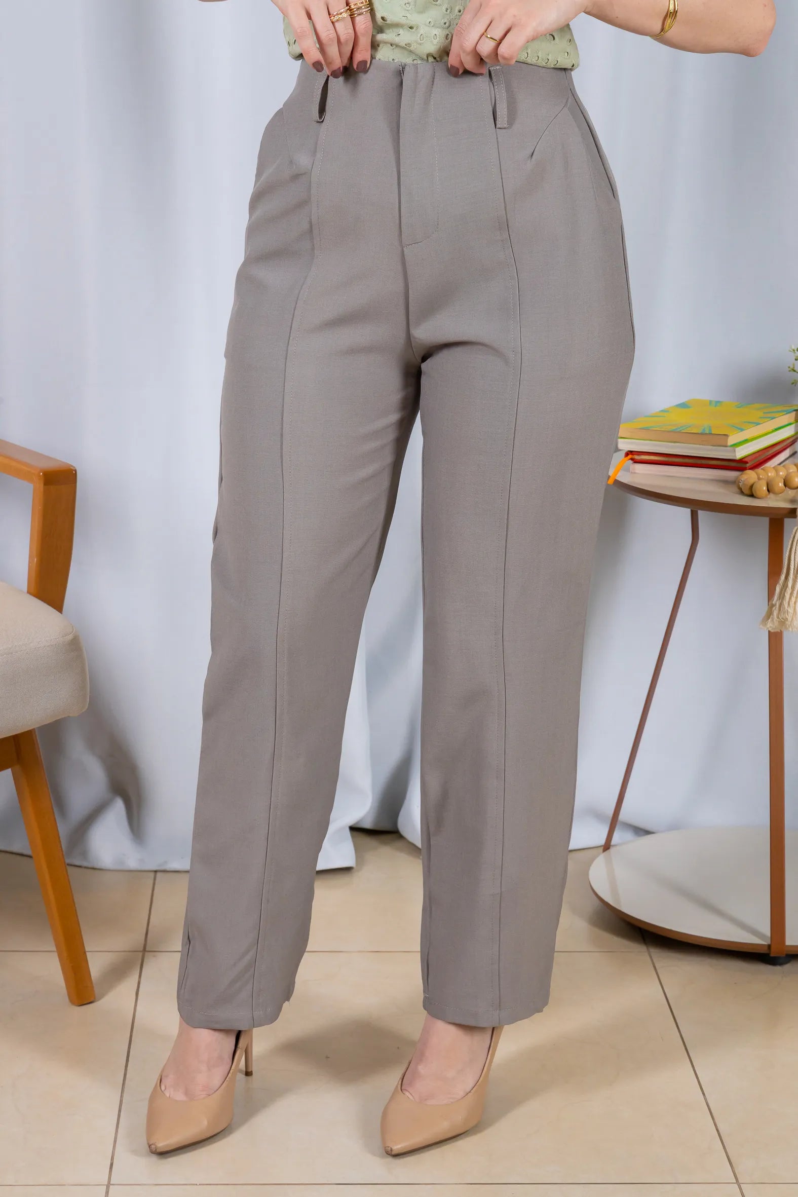 Calça Alfaiataria Corte Reto Friso e Cós Infinito Bianca Cinza