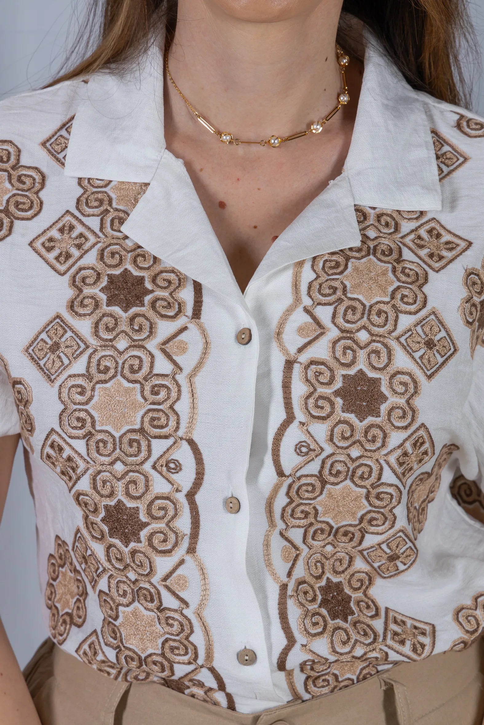 Camisa Manga Curta Neuza Bordada Visco Brise Marrom