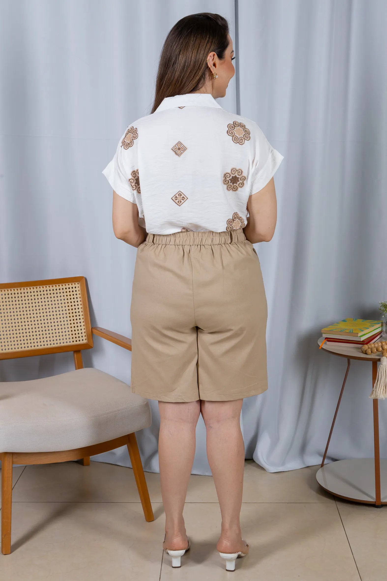 Camisa Manga Curta Neuza Bordada Visco Brise Marrom