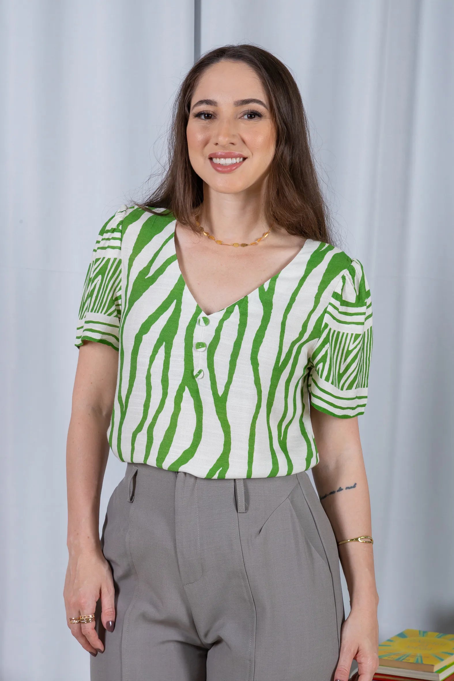 Blusa Manga Curta Decote em "V" Botões Viscose Rebeca Estampada Verde