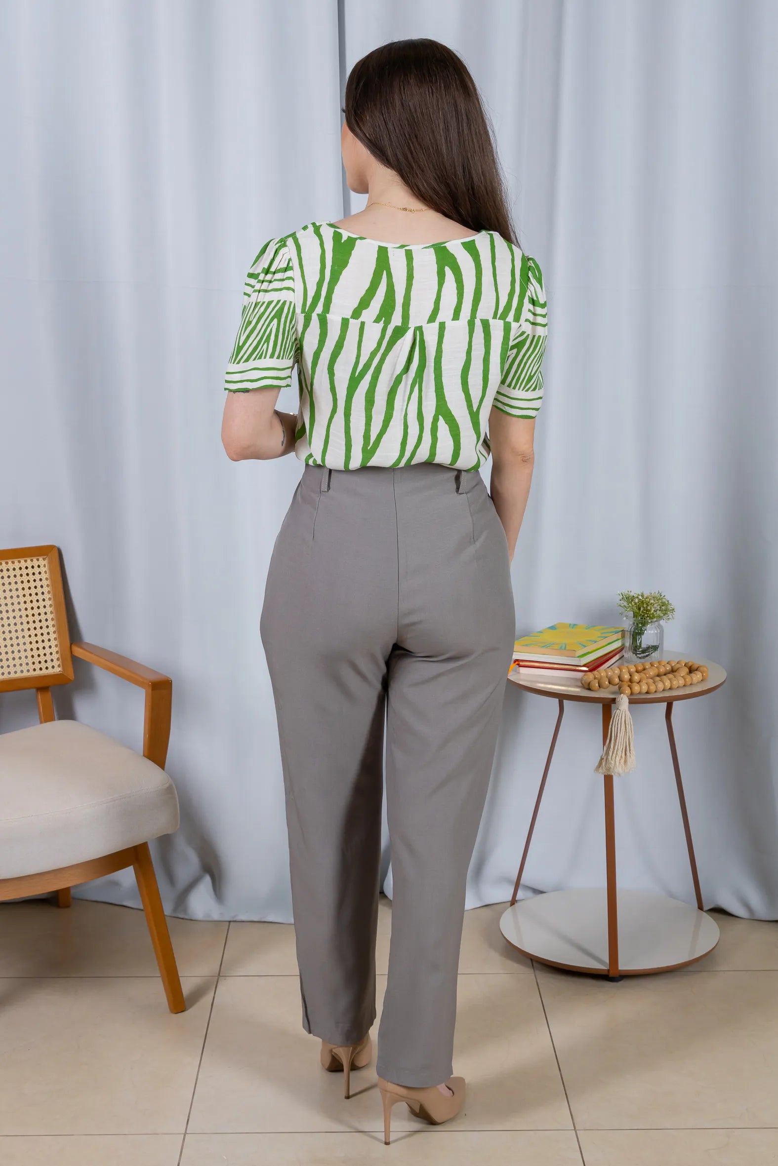 Blusa Manga Curta Decote em "V" Botões Viscose Rebeca Estampada Verde