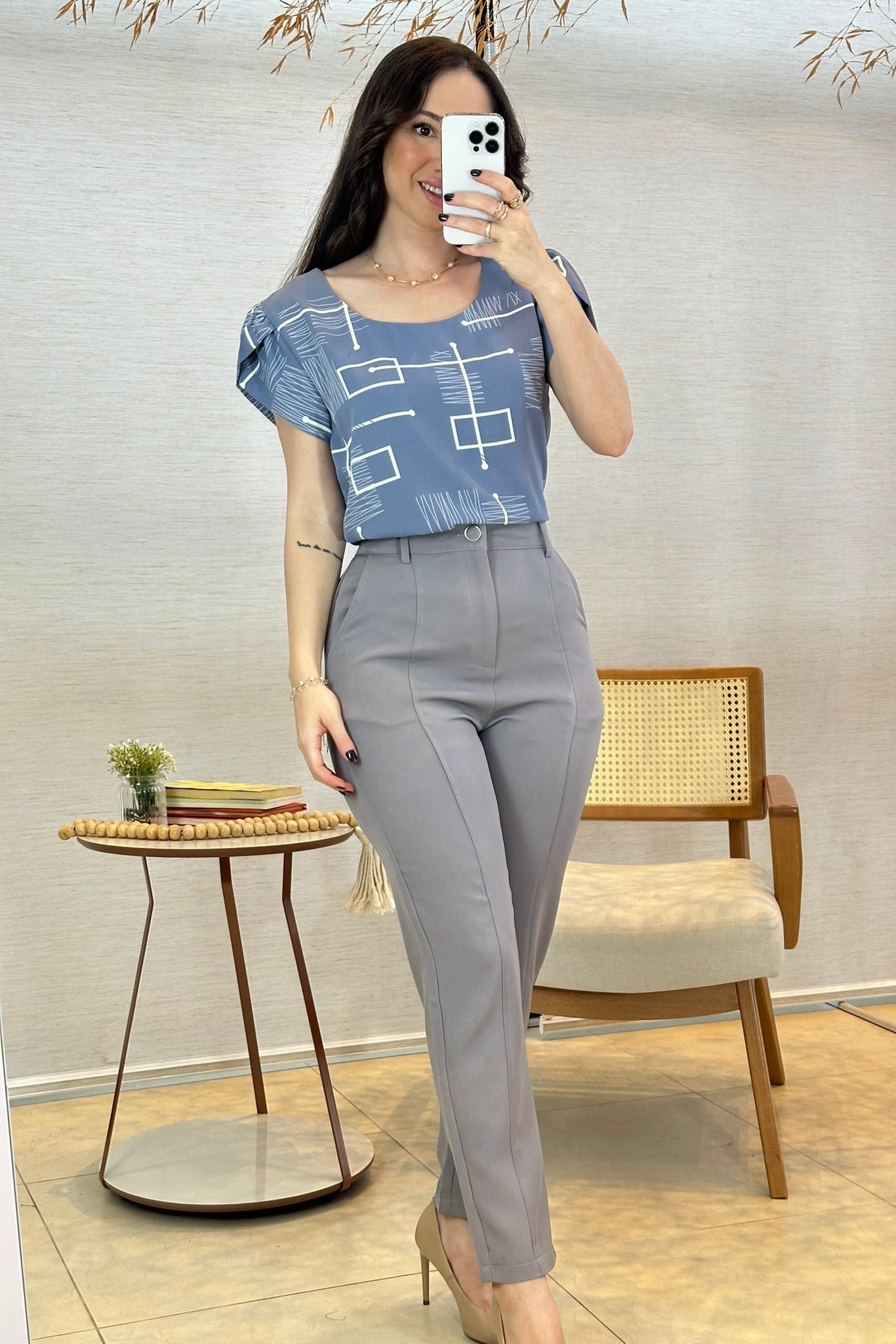 Conjunto: Blusa Manga Transpassada Elis Regina Estampada Azul Acinzentado + Calça Corte Reto Detalhe Friso Crepe Milano Eliana Bezerra Cinza