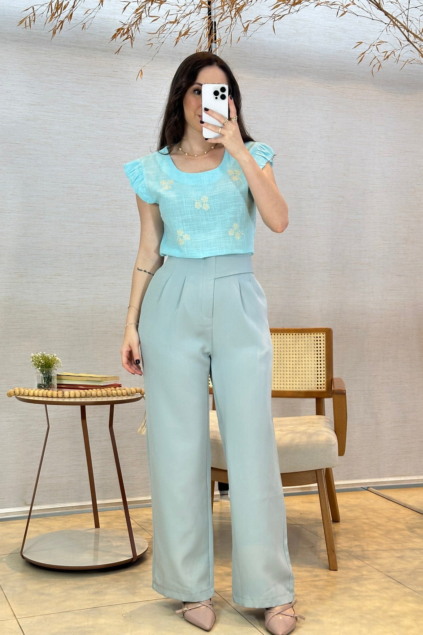 Conjunto: Blusa Manga Curta Em Algodão Textura Laise Michelle Azul Claro + Calça Corte Reto Alfaiataria Detalhe Cós Eloísa Azul