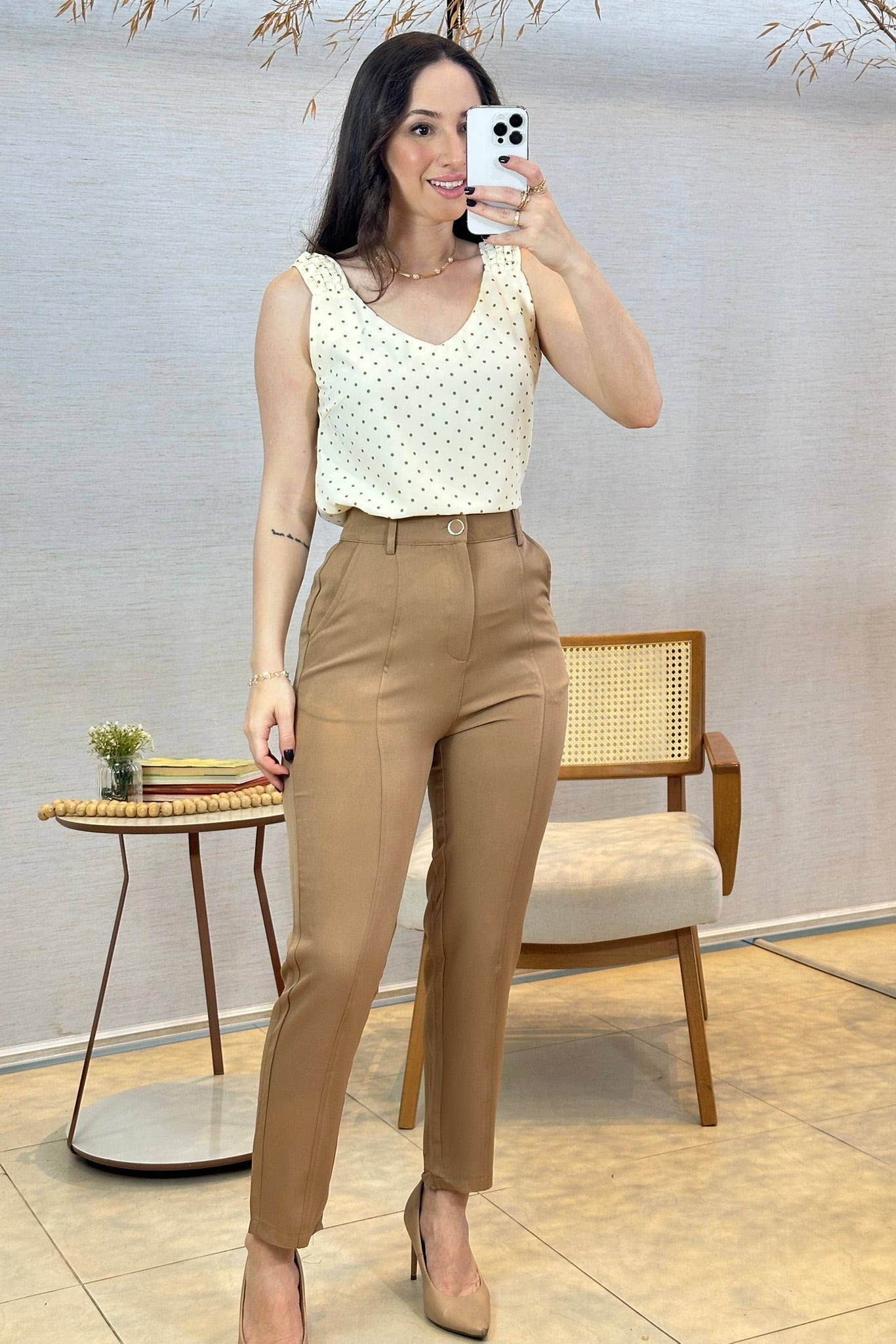 Conjunto: Blusa Regata Detalhe Alça Estampada Poá Crepe Classic Isabel Creme + Calça Corte Reto Detalhe Friso Crepe Milano Eliana Bezerra Bege