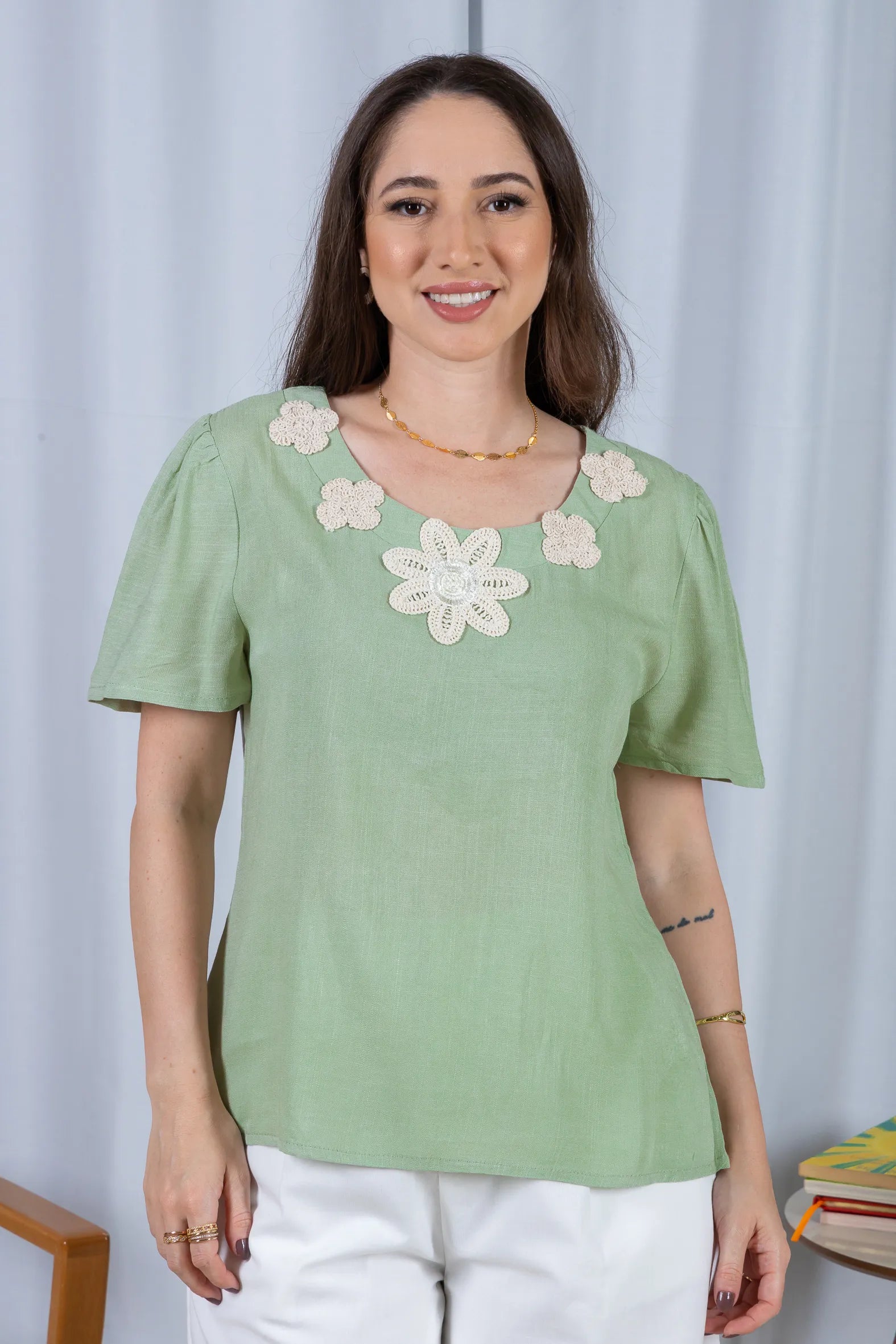 Blusa Manga Curta Colo Bordado Flores Visco Linho Elaine Verde