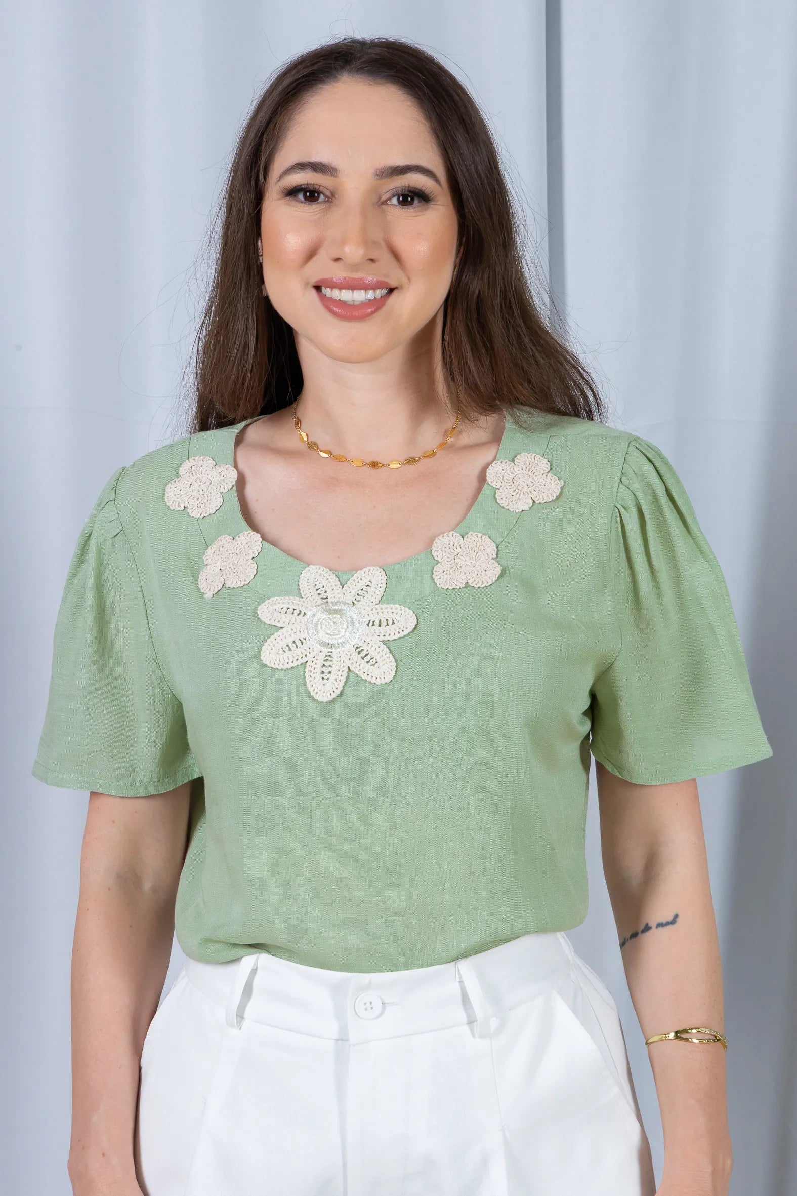 Blusa Manga Curta Colo Bordado Flores Visco Linho Elaine Verde