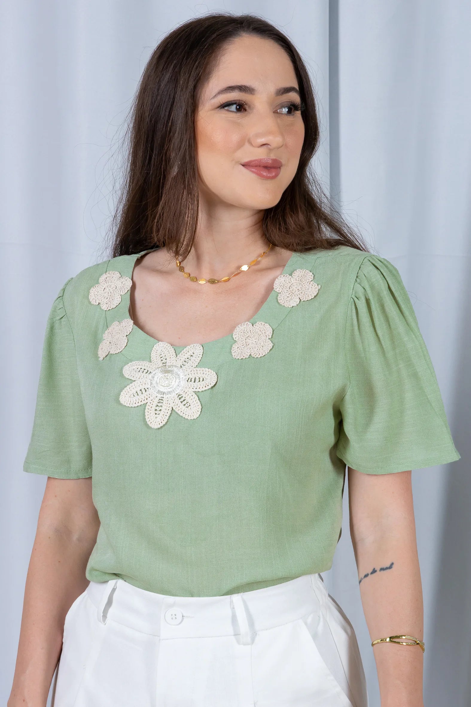 Blusa Manga Curta Colo Bordado Flores Visco Linho Elaine Verde