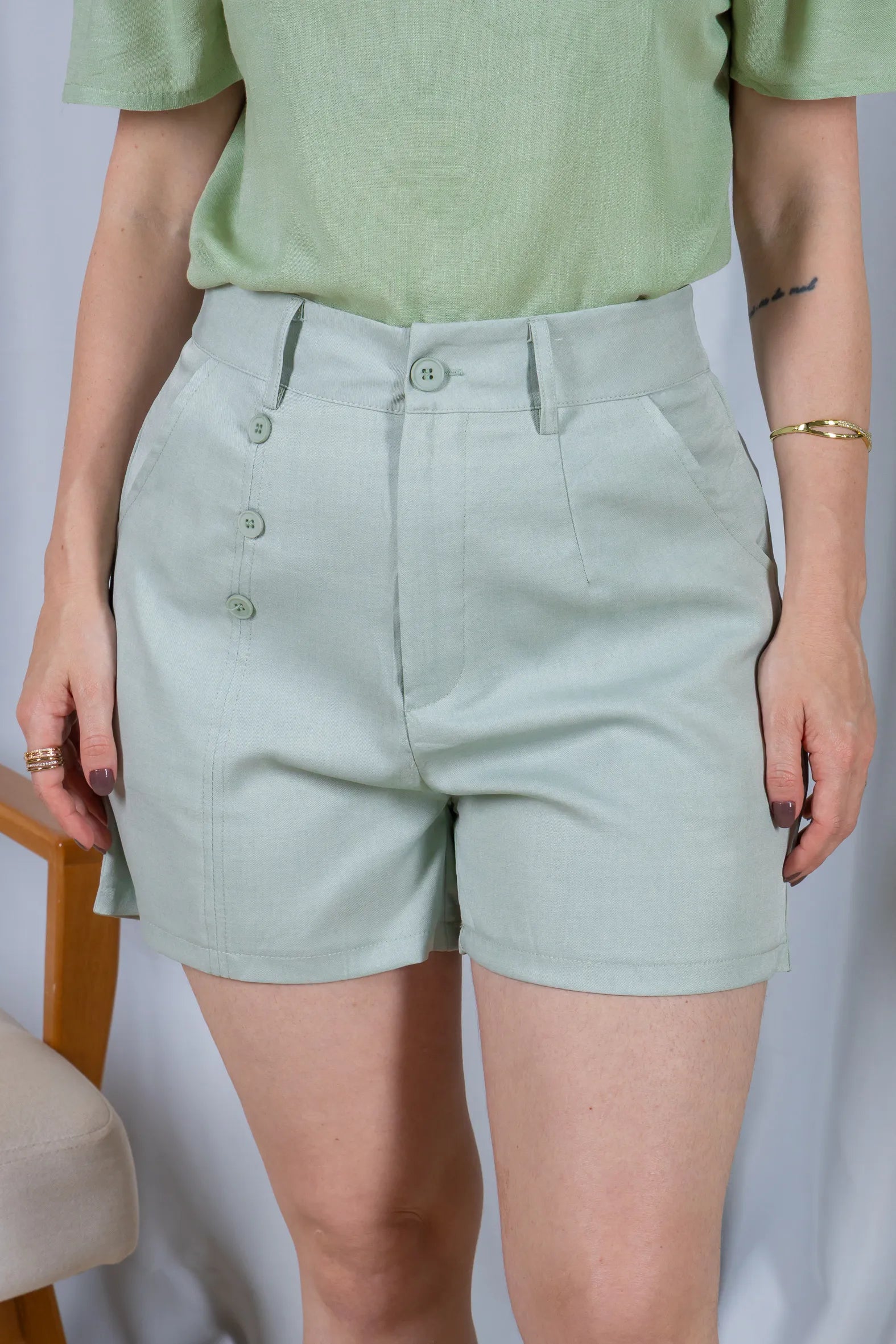 Bermuda Detalhes Botões Crepe Alfaiataria Débora Verde