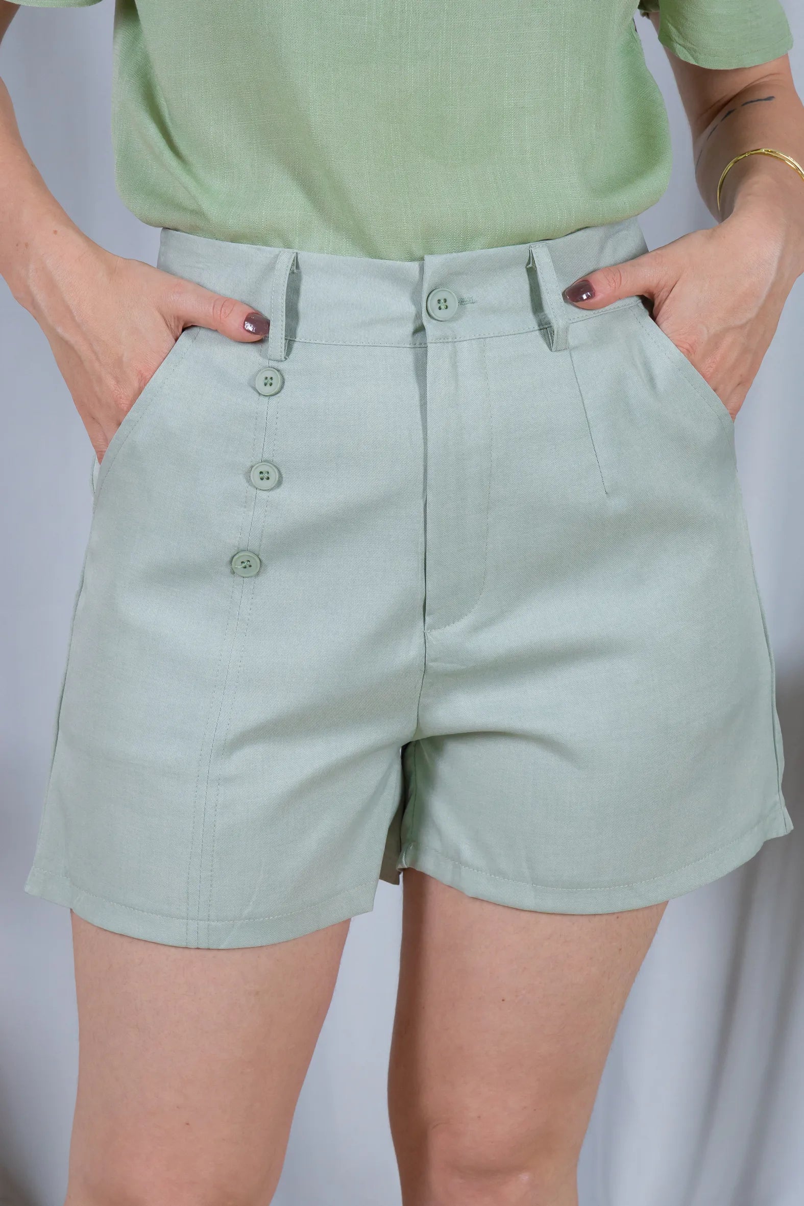 Bermuda Detalhes Botões Crepe Alfaiataria Débora Verde