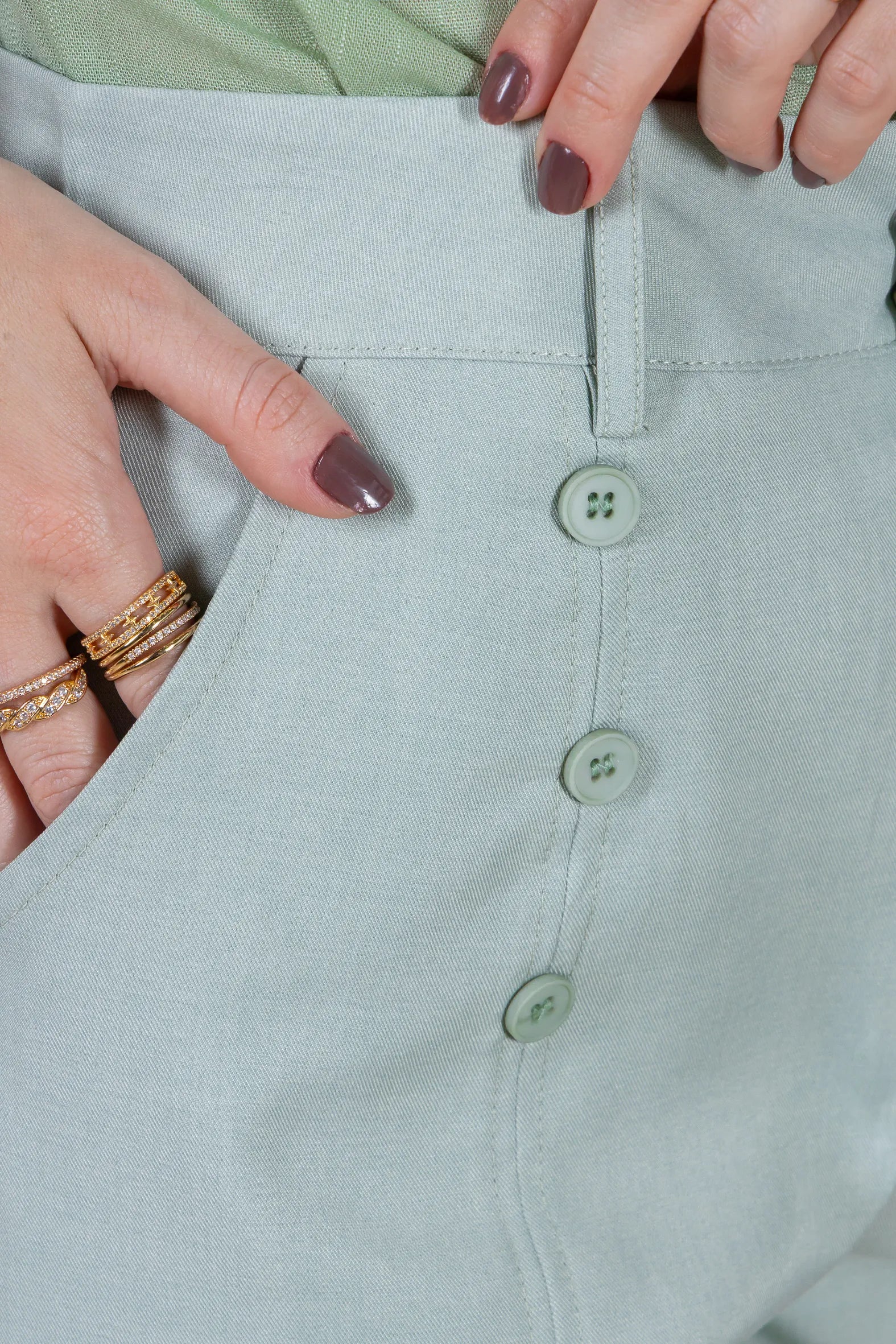 Bermuda Detalhes Botões Crepe Alfaiataria Débora Verde