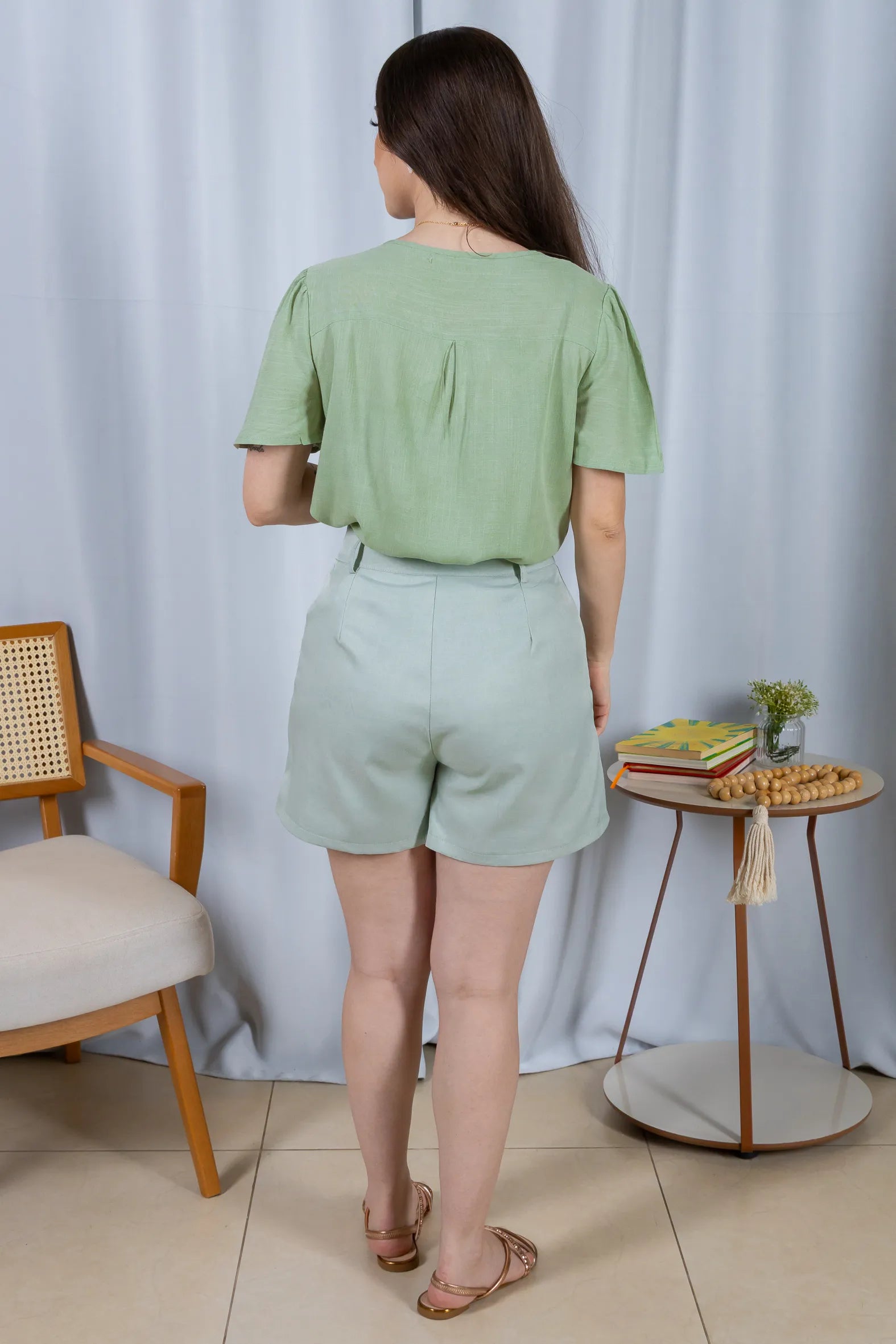 Bermuda Detalhes Botões Crepe Alfaiataria Débora Verde