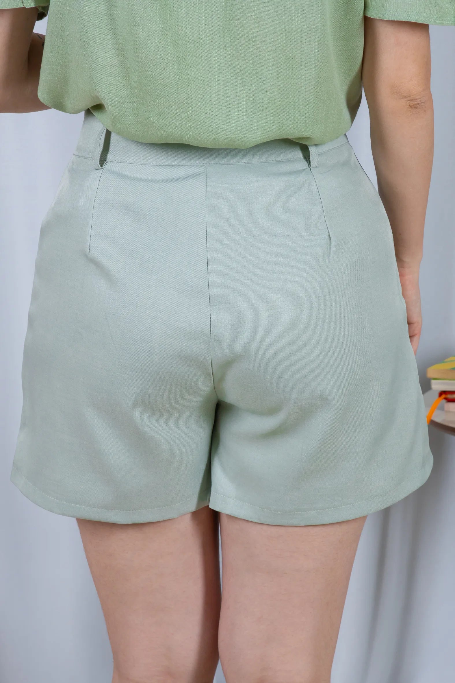 Bermuda Detalhes Botões Crepe Alfaiataria Débora Verde