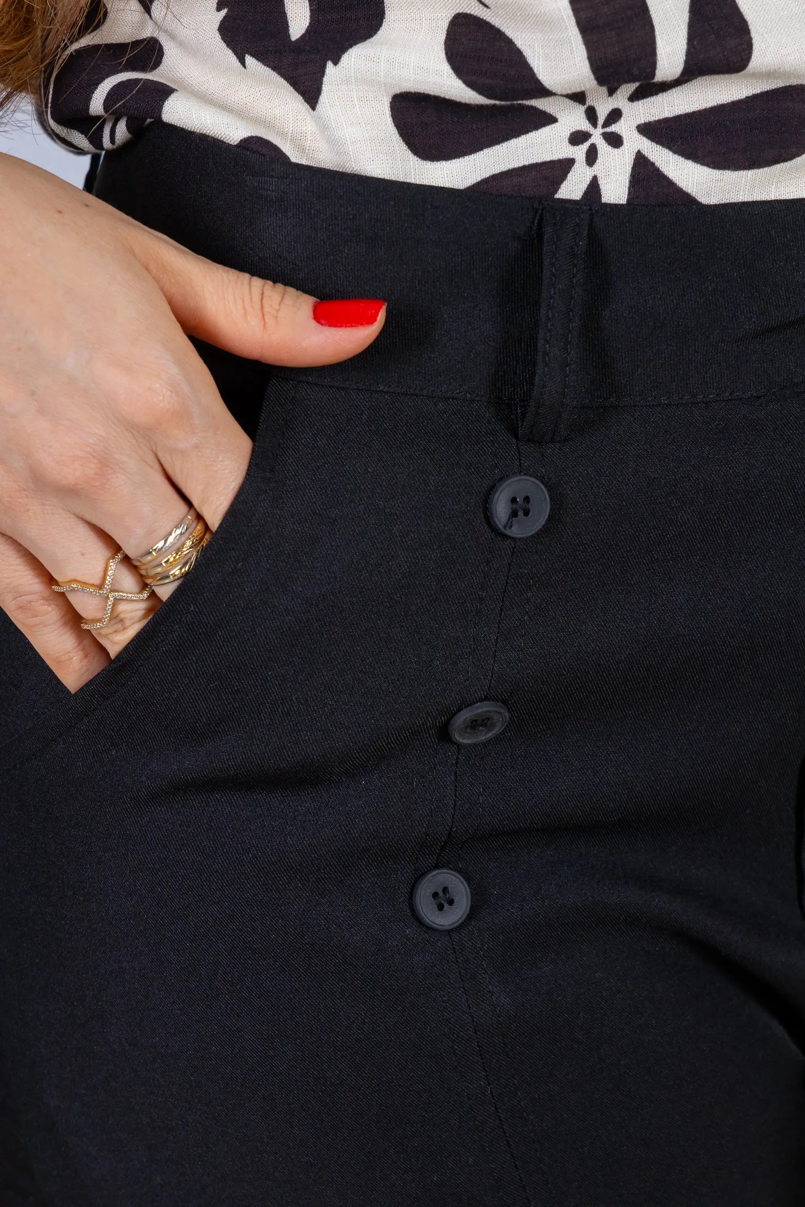 Bermuda Detalhes Botões Crepe Alfaiataria Débora Preto