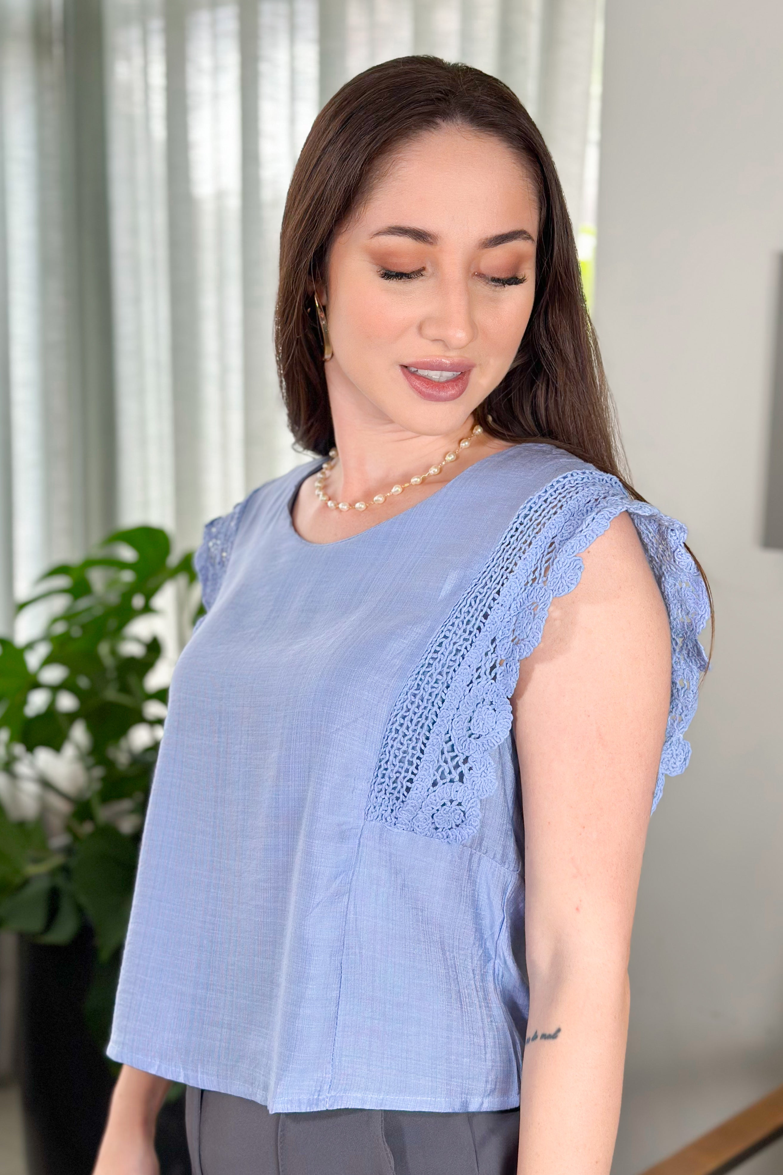 Blusa Max Cropedd Visco Natural Detalhe Manga Bordada Regina Azul