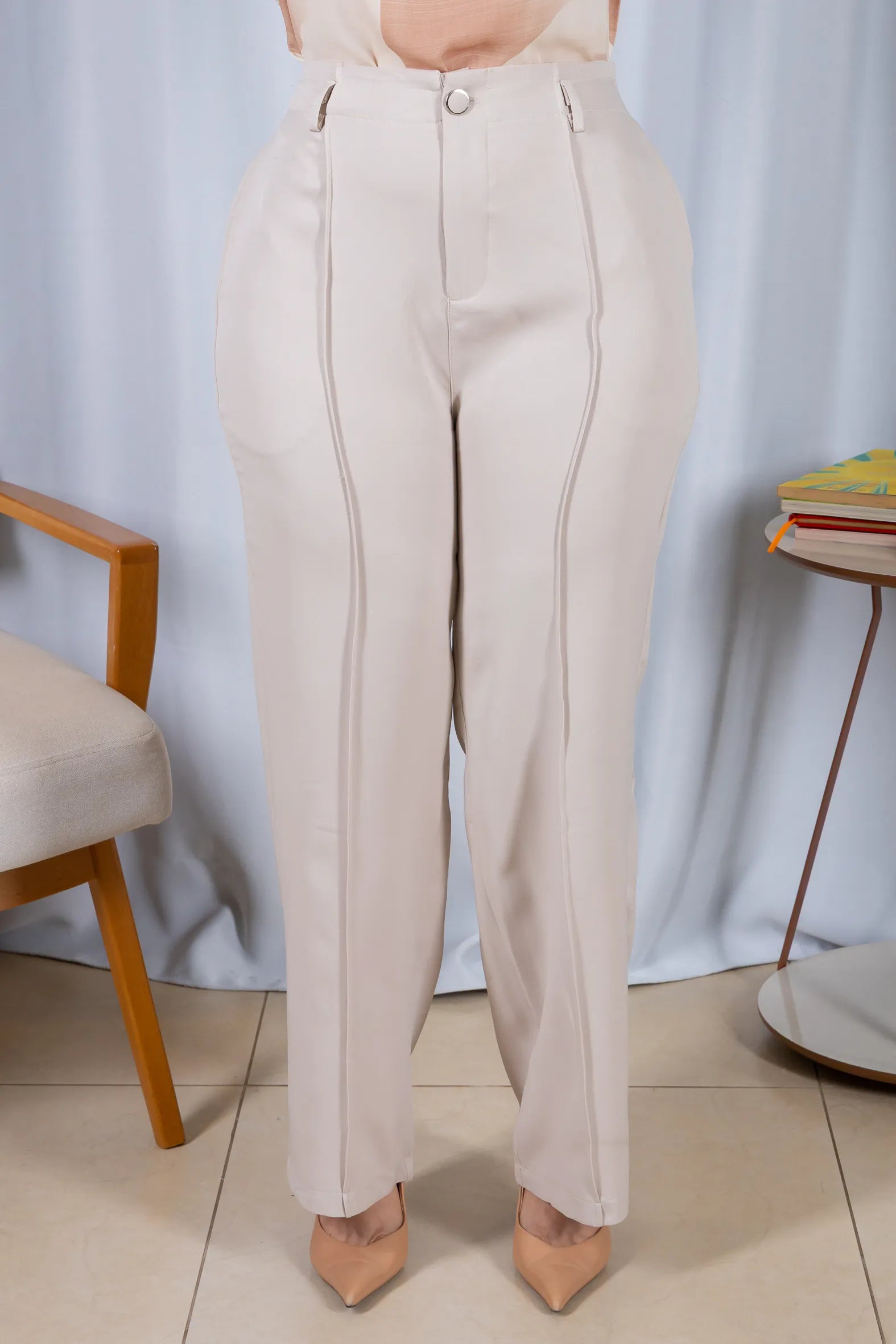 Calça Pantalona Alfaiataria Botão Encapado Margareth Creme