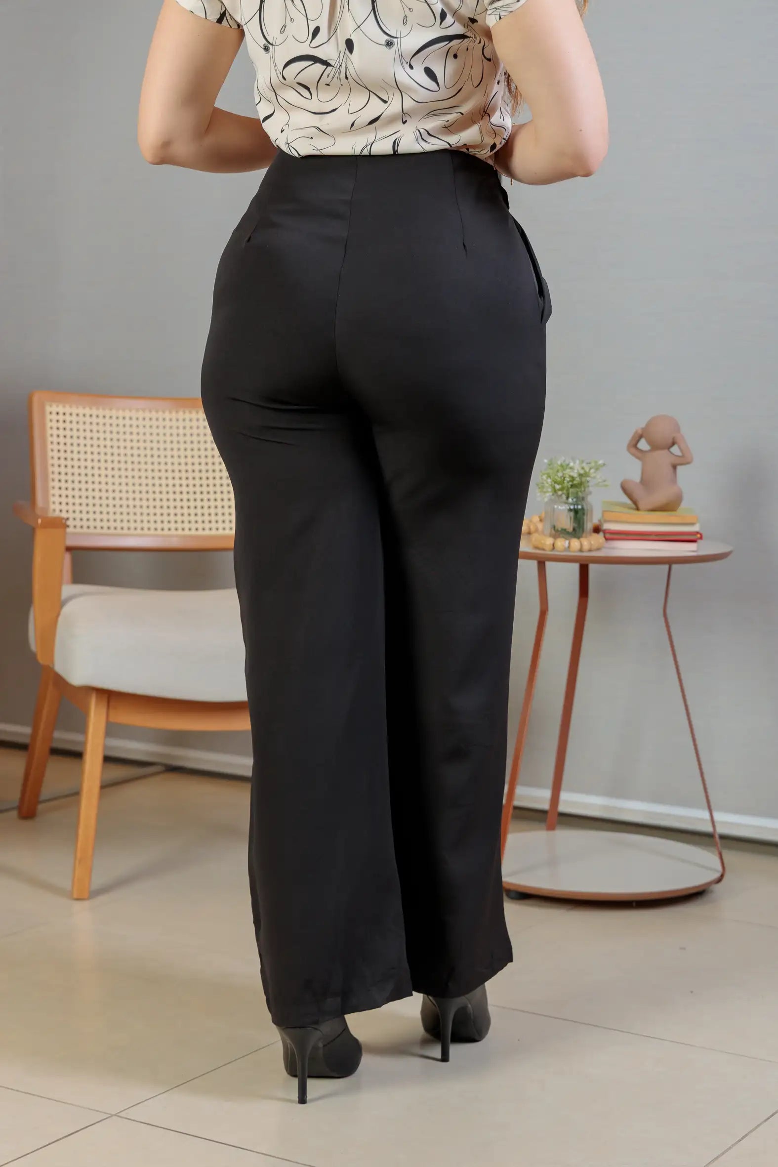 Calça Corte Reto Alfaiataria Detalhe Cós Eloísa Preta