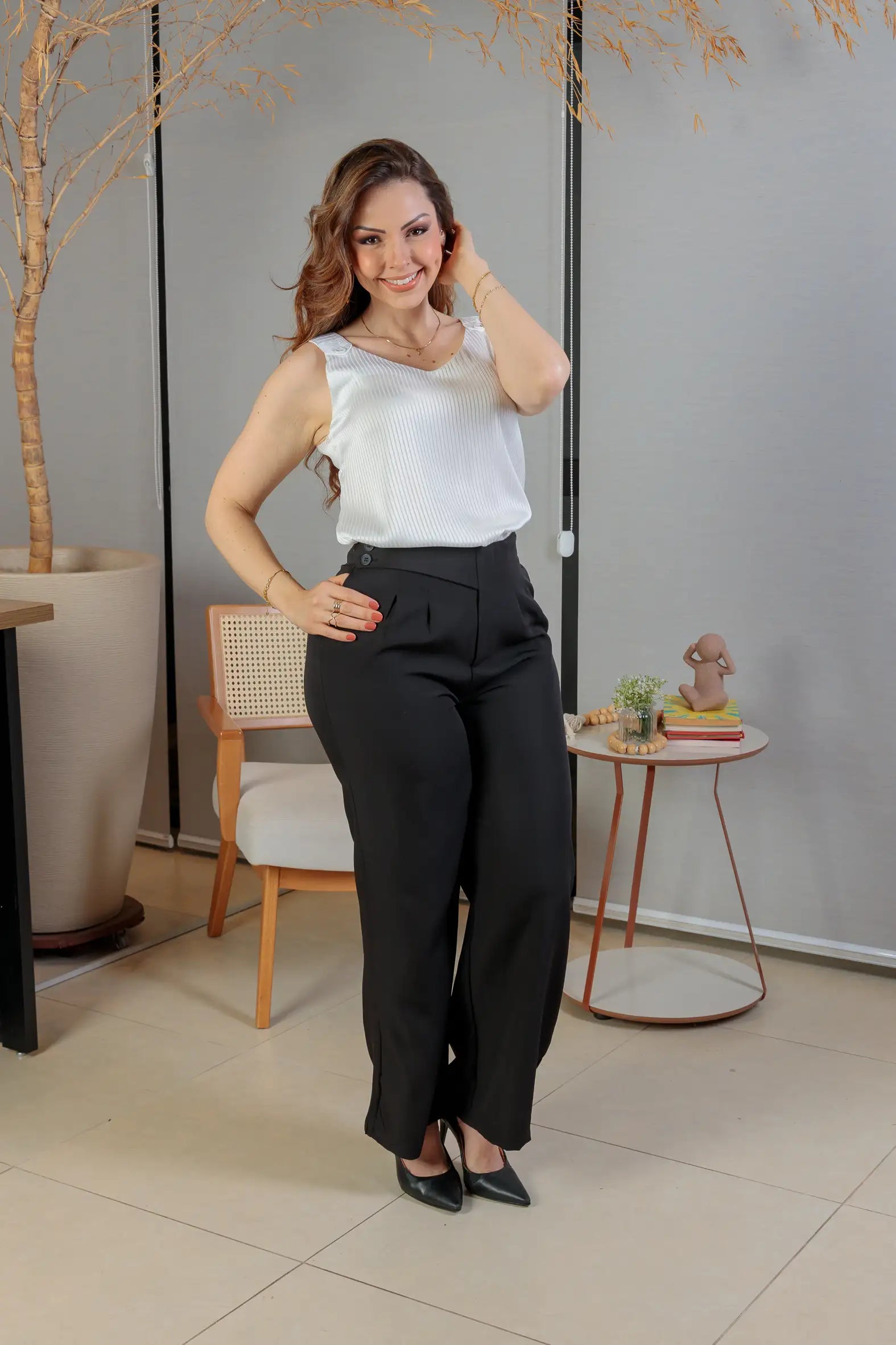 Conjunto: Blusa Regata Detalhe Alça Botão Crepe Acetinado Jade Branca + Calça Corte Reto Alfaiataria Detalhe Cós Eloísa Preta