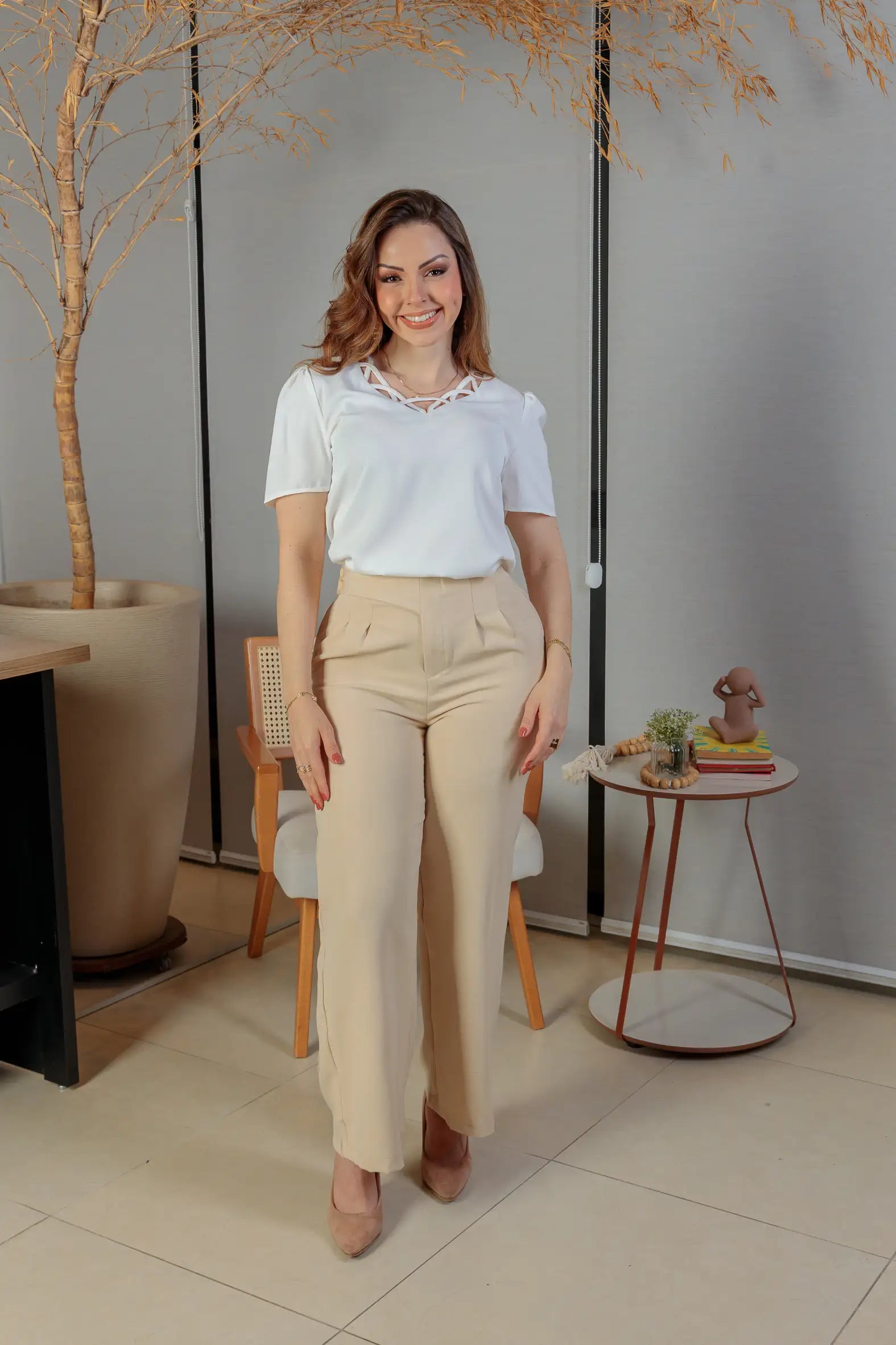 Conjunto: Blusa Manga Curta Detalhe Decote Crepe Touch Carolina Branca + Calça Corte Reto Alfaiataria Detalhe Cós Eloísa Bege