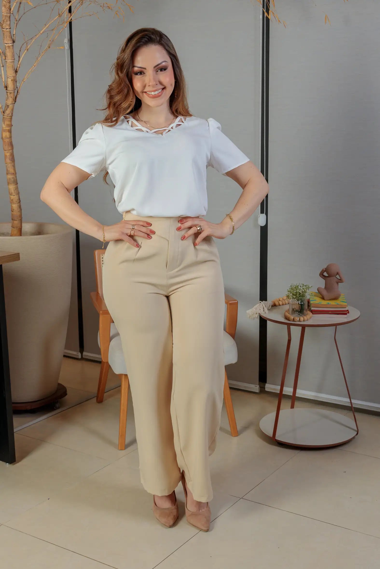 Conjunto: Blusa Manga Curta Detalhe Decote Crepe Touch Carolina Branca + Calça Corte Reto Alfaiataria Detalhe Cós Eloísa Bege