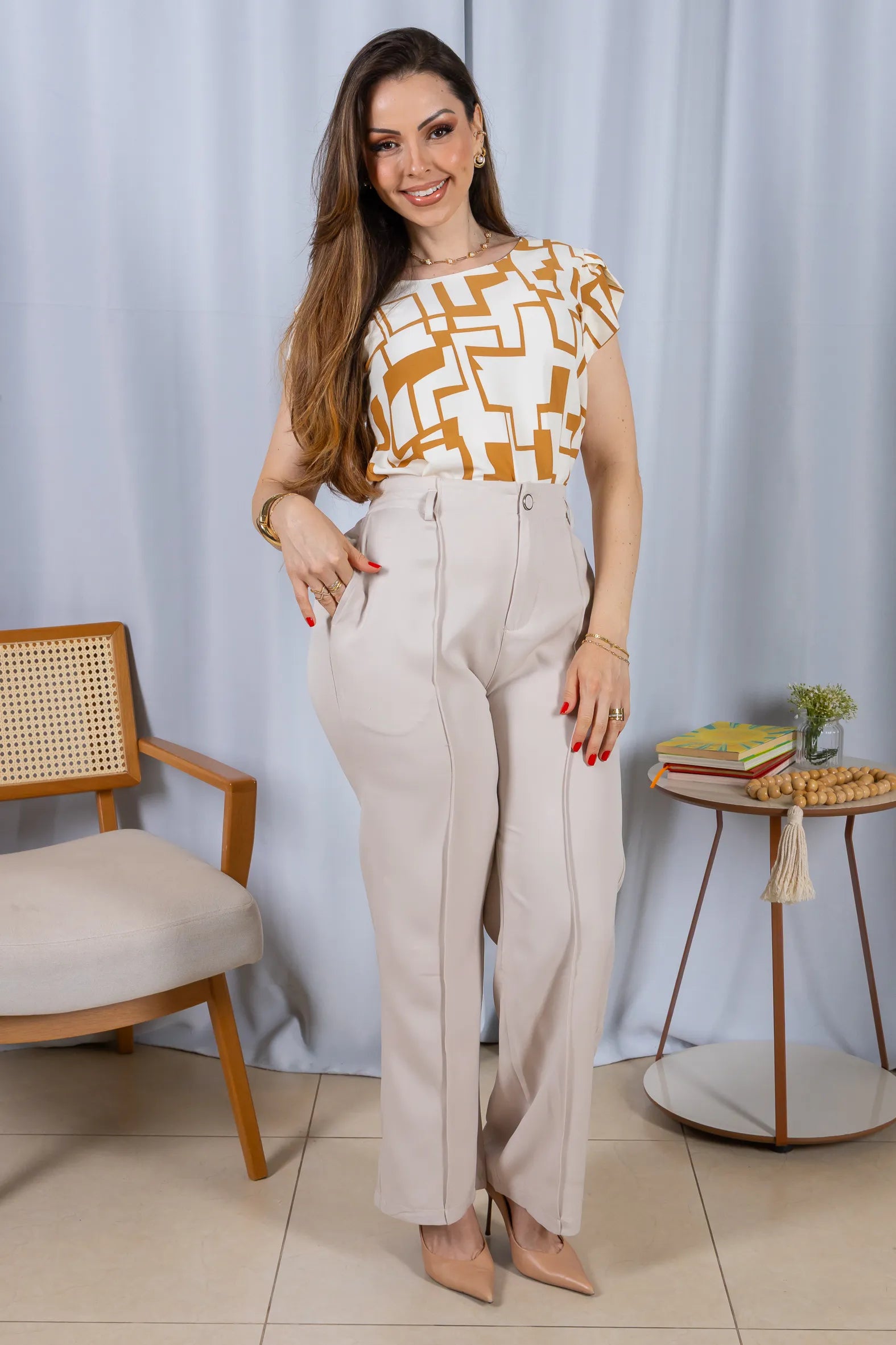 Blusa Manga Curta Transpassada Crepe Classic Carmen Estampada Geométrica Marrom