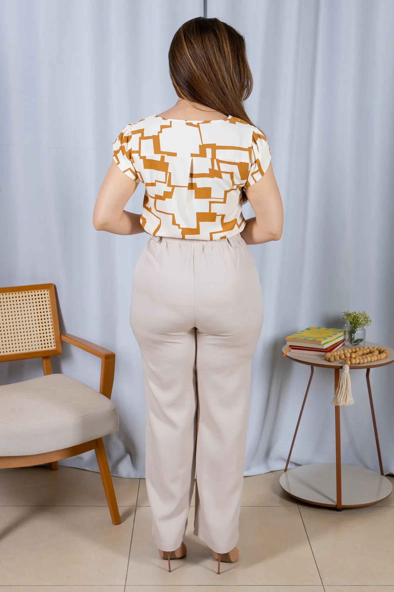 Blusa Manga Curta Transpassada Crepe Classic Carmen Estampada Geométrica Marrom