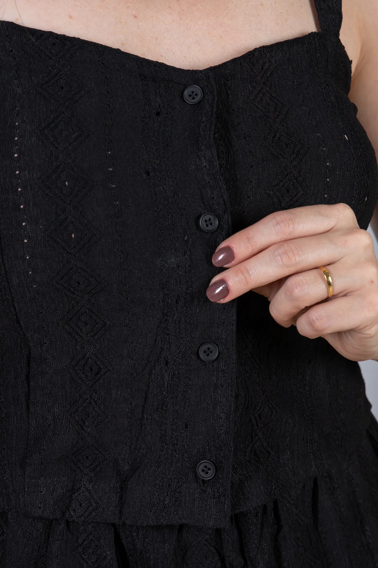 Cropped Alça com Bordado e Botões Crepe Soft Carla Preto