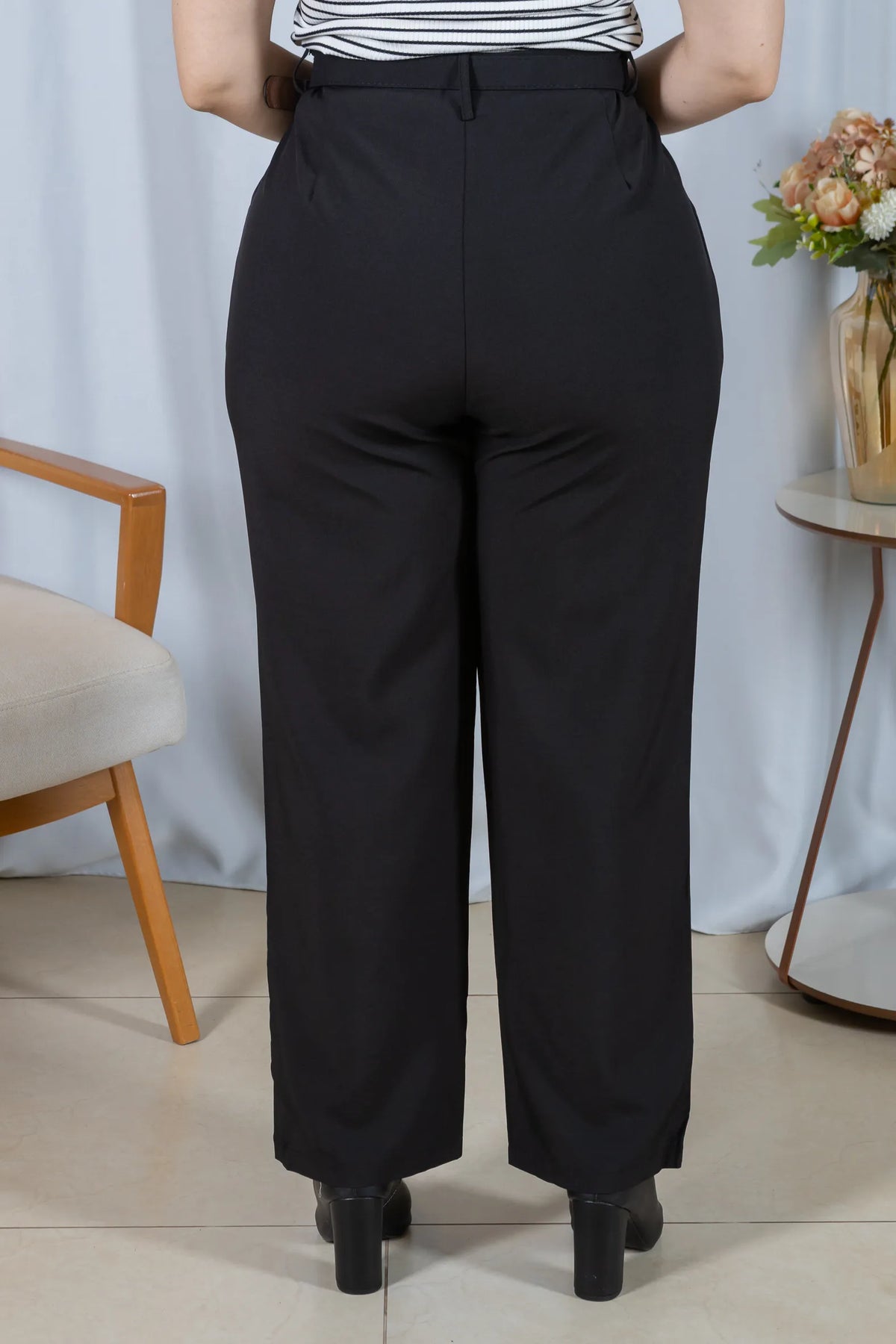 Calça Corte Reto com Passador Assimétrico Magda Preta