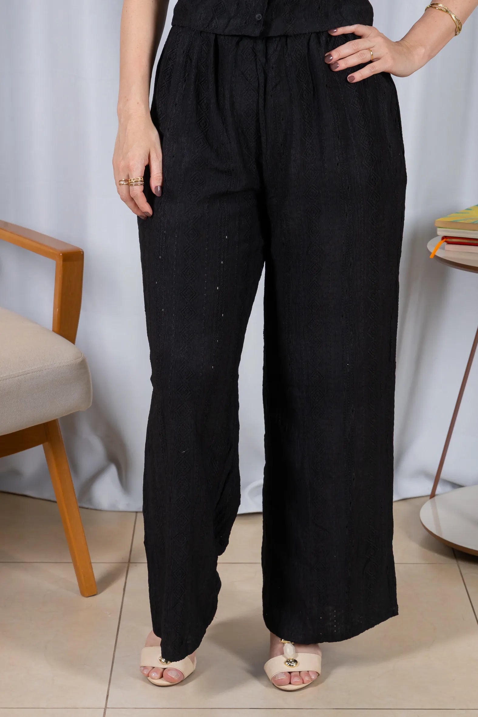 Calça Pantalona Bordado e Cós com Elástico Crepe Soft Carla Preto