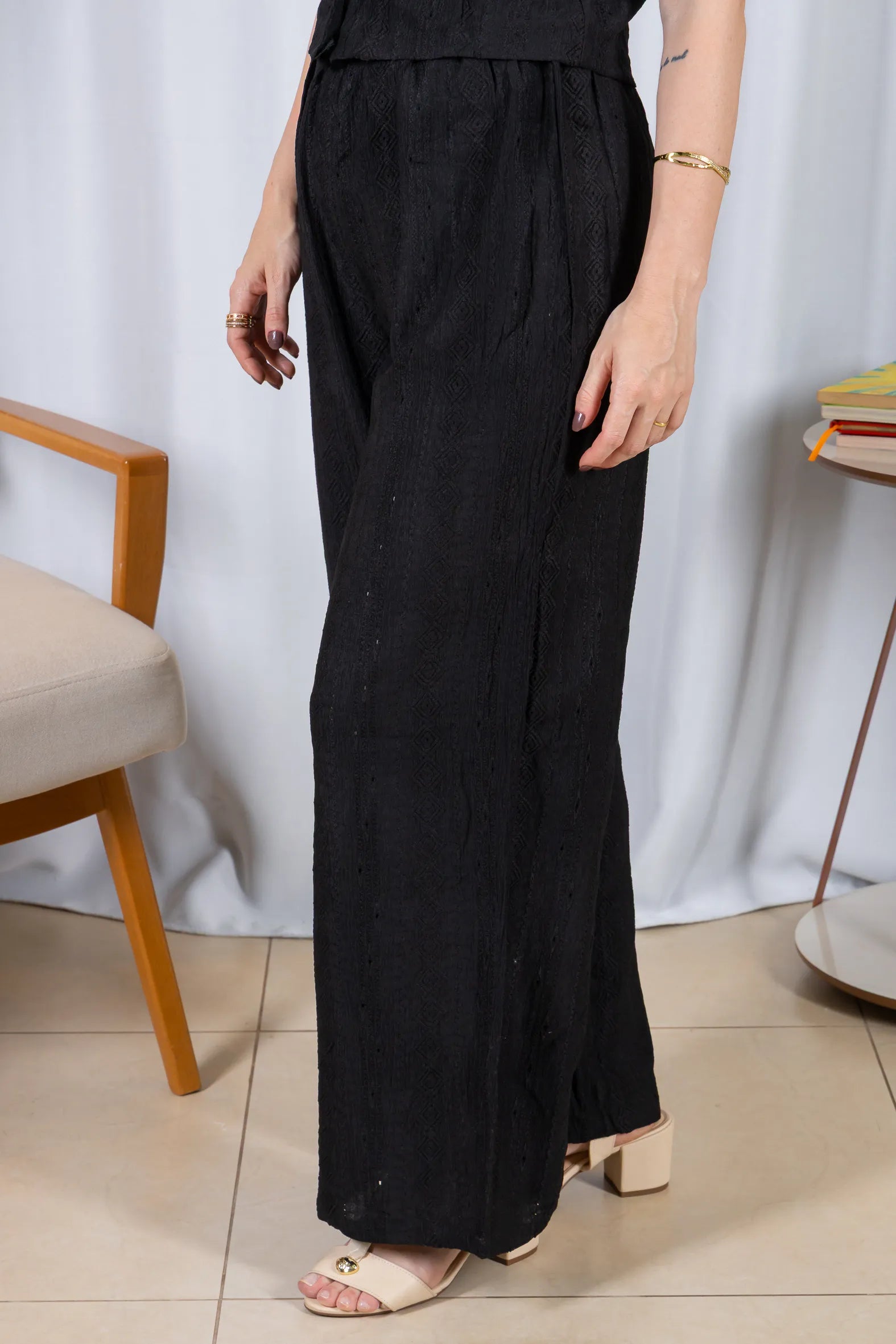 Calça Pantalona Bordado e Cós com Elástico Crepe Soft Carla Preto