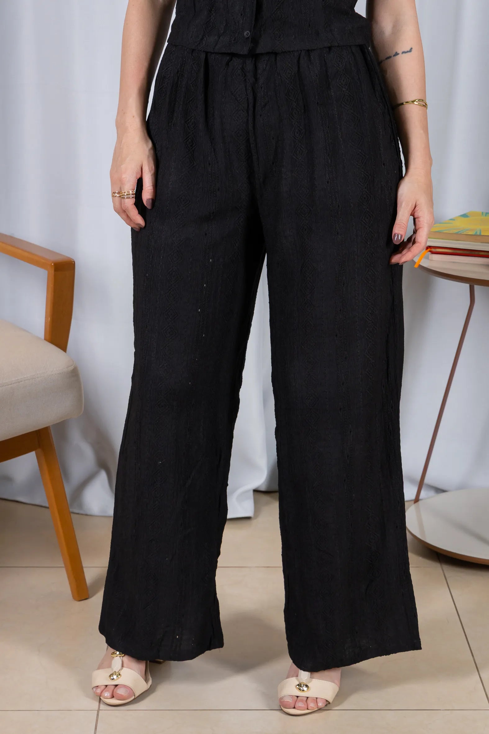 Calça Pantalona Bordado e Cós com Elástico Crepe Soft Carla Preto
