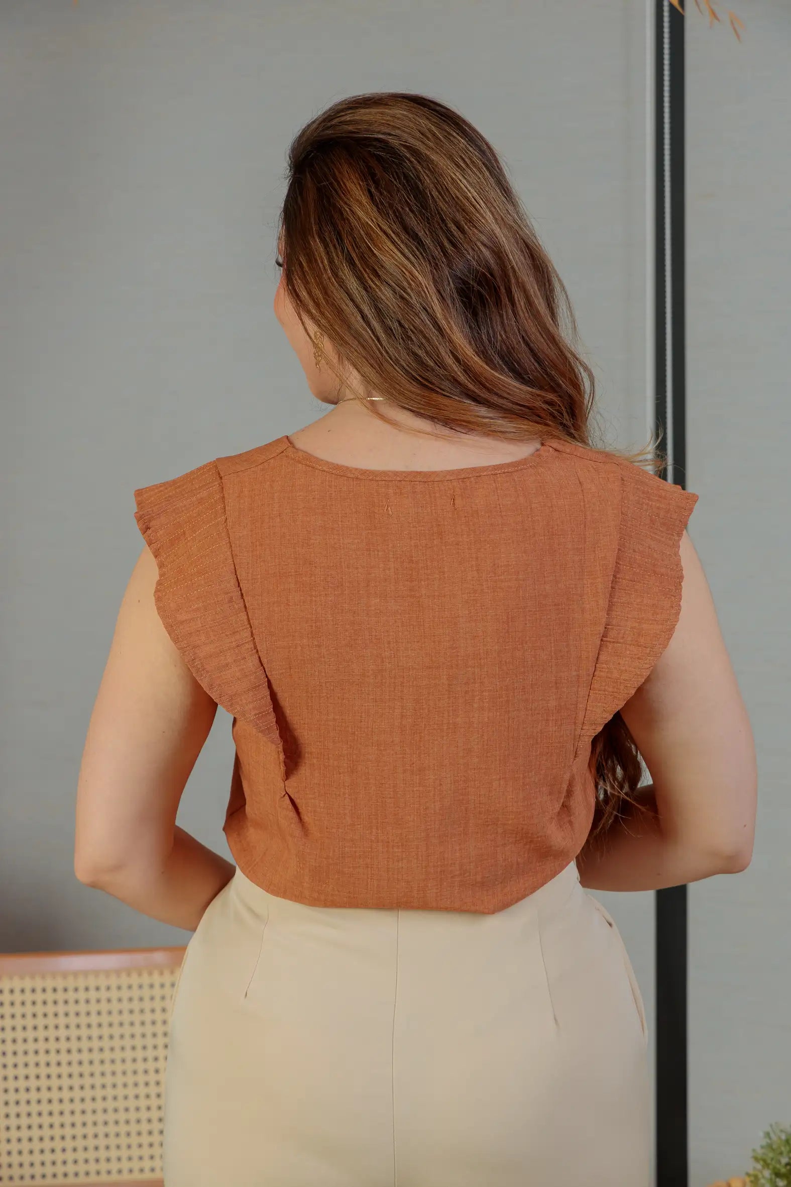 Blusa Regata Detalhe Babado Maísa Visco Essenza Marrom