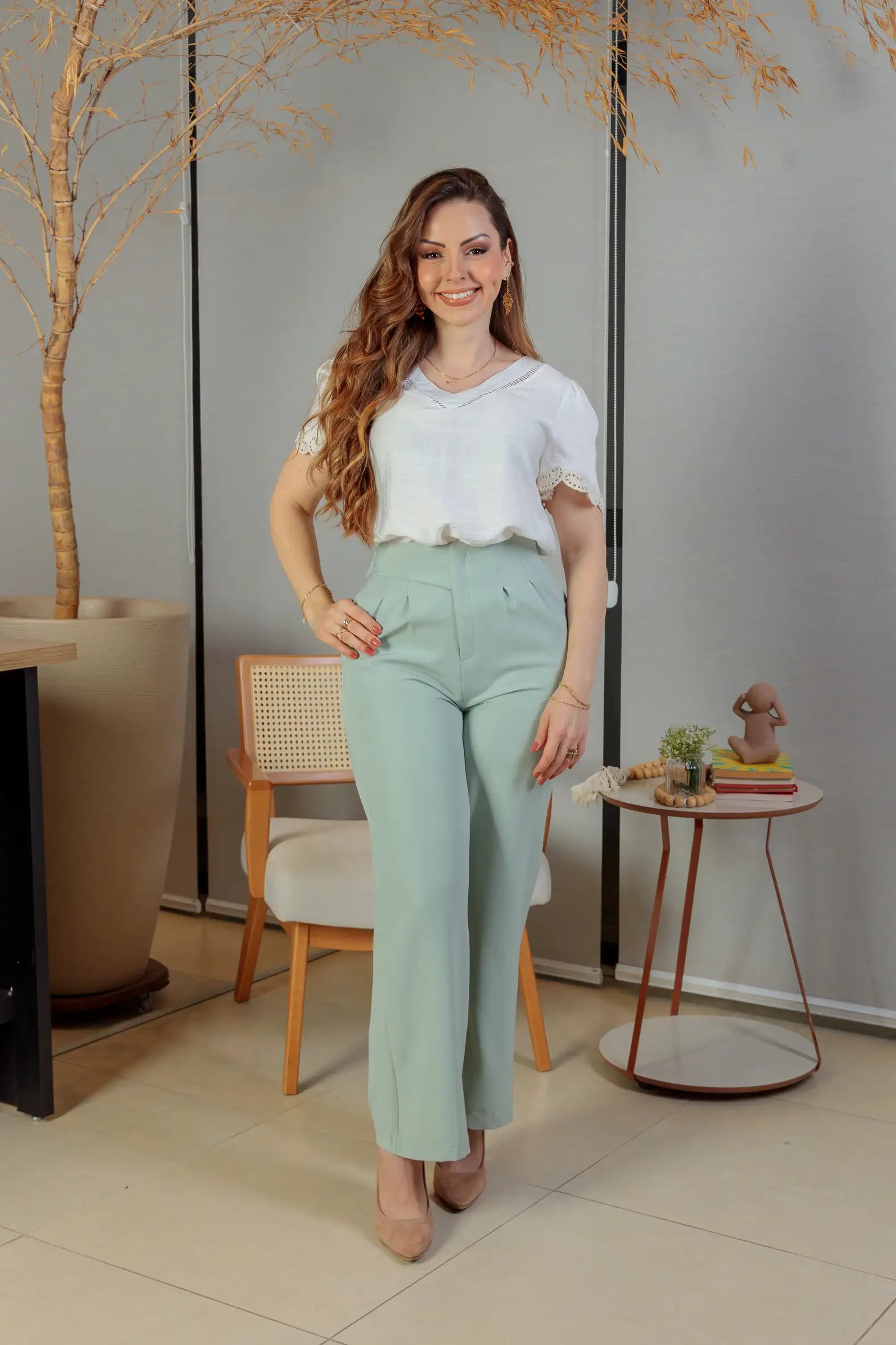 Conjunto: Blusa Manga Curta Detalhe Decote “V” Visco Essenza Elen Branca + Calça Corte Reto Alfaiataria Detalhe Cós Eloísa Verde