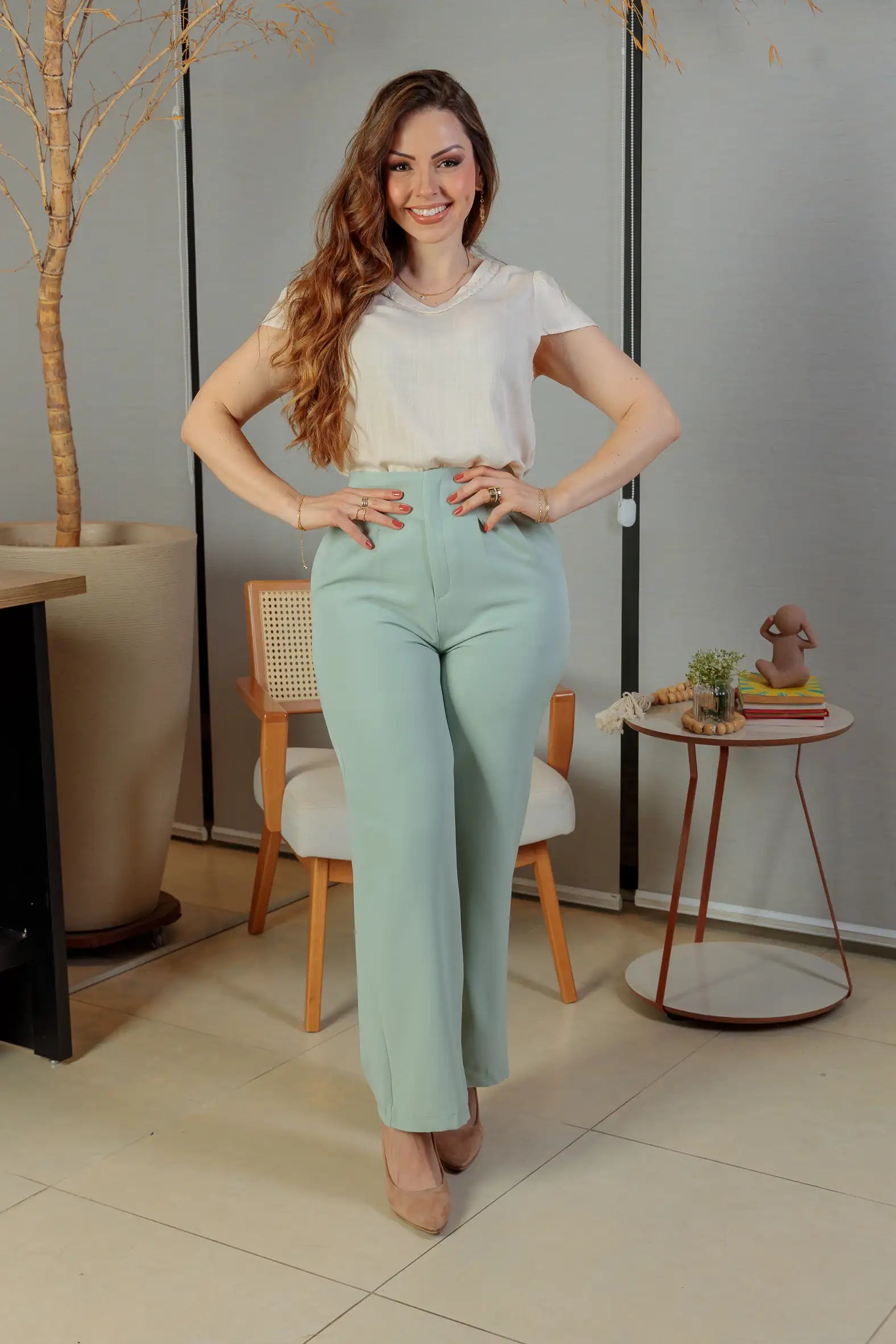 Conjunto: Blusa Manga Curta Detalhe Gola Trançada Visco-linho Leila Bege + Calça Corte Reto Alfaiataria Detalhe Cós Eloísa Verde