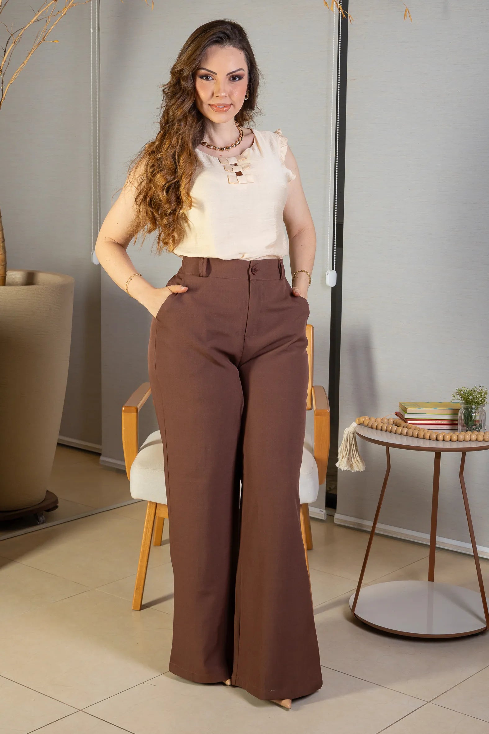 Conjunto: Blusa Regata Detalhe Laços Poli-linho Sandy Lima Creme + Calça Pantalona Alfaiataria Lux Detalhe Passador Grazi Massafera Marrom