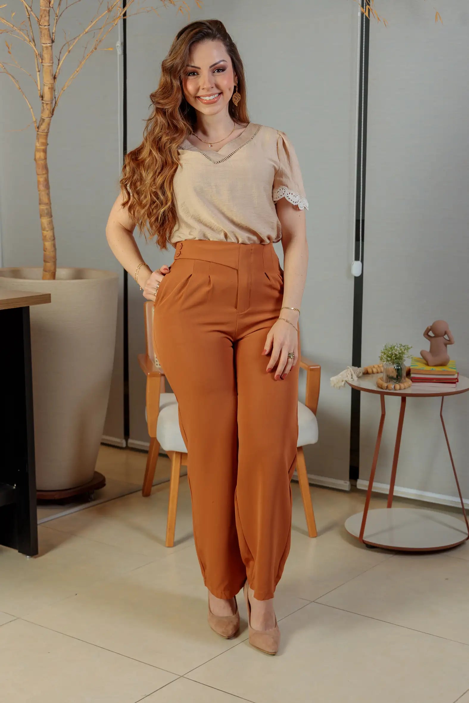 Conjunto: Blusa Manga Curta Detalhe Decote “V” Visco Essenza Elen Bege + Calça Corte Reto Alfaiataria Detalhe Cós Eloísa Marrom