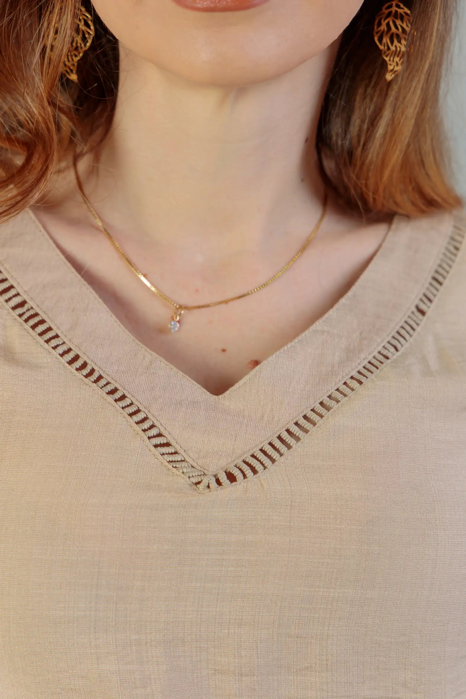 Blusa Manga Curta Detalhe Decote “V” Visco Essenza Elen Bege