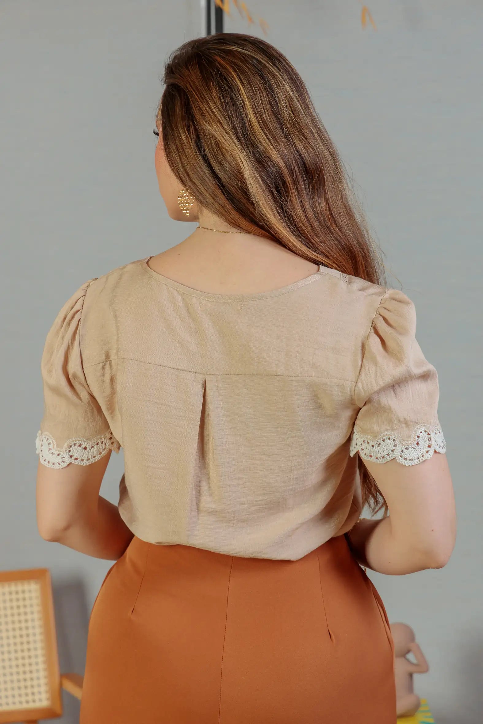 Blusa Manga Curta Detalhe Decote “V” Visco Essenza Elen Bege