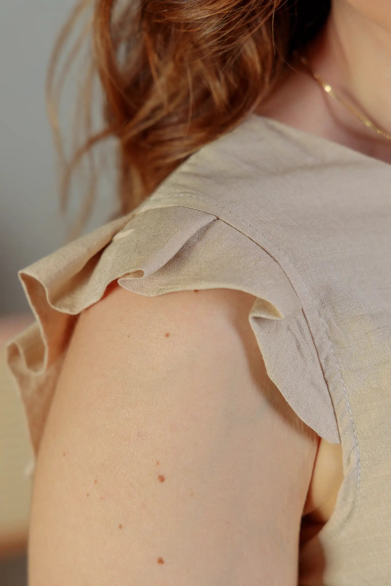 Blusa Babados Manga Detalhe Botão Visco Brise Yara Bege