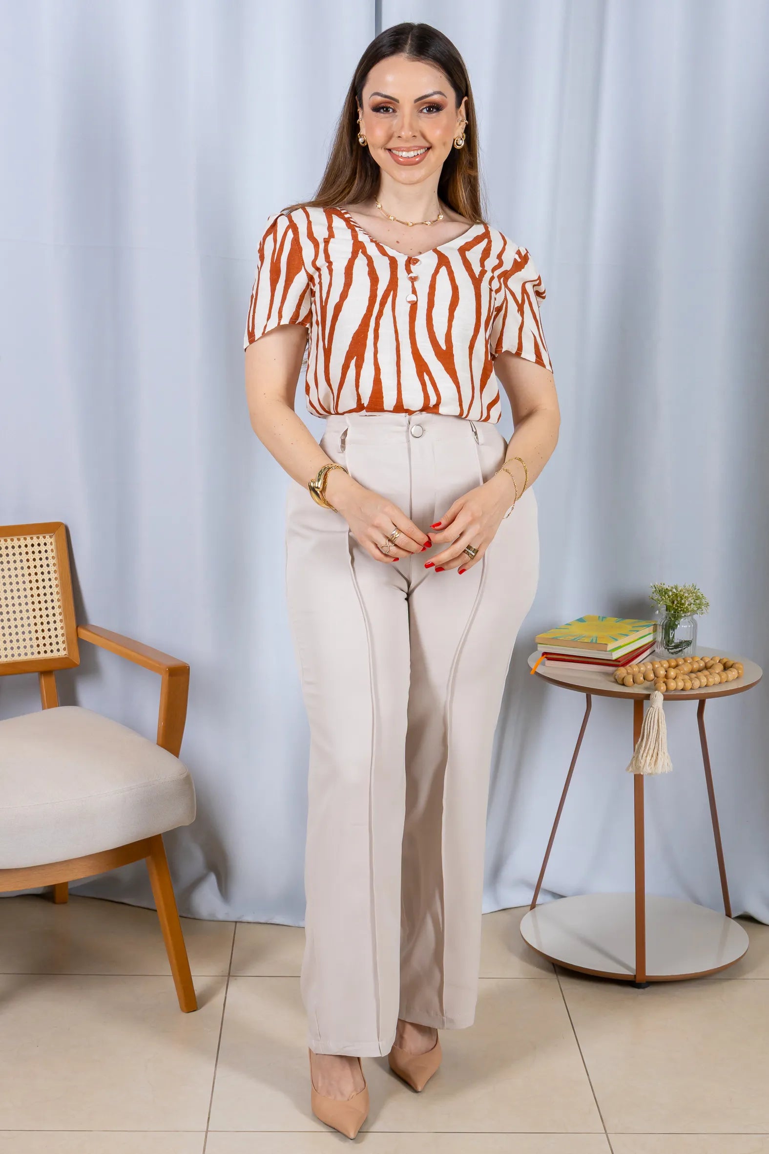 Blusa Manga Curta Decote em "V" Botões Viscose Rebeca Estampada Terracota