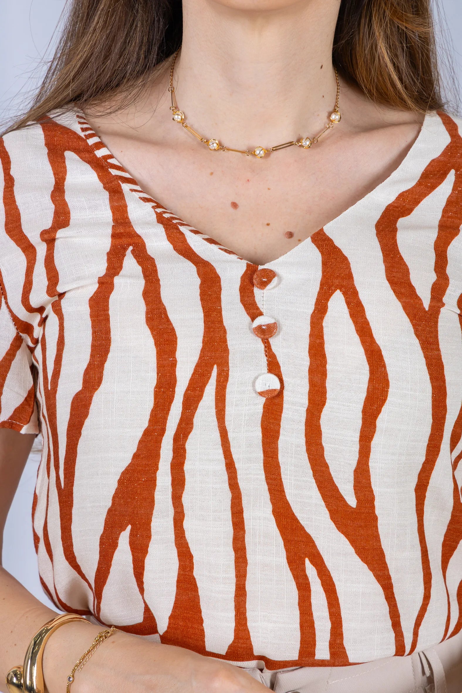 Blusa Manga Curta Decote em "V" Botões Viscose Rebeca Estampada Terracota