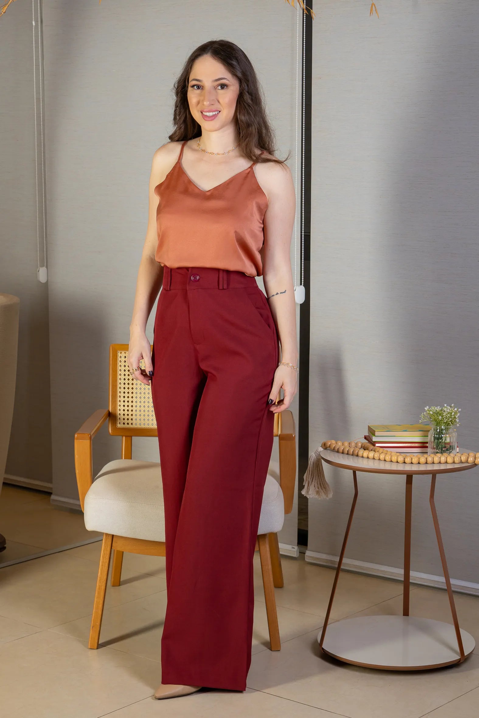 Conjunto: Blusa Regata Decote "V" Acetinada Fernanda Torres Terracota + Calça Pantalona Alfaiataria Lux Detalhe Passador Grazi Massafera Marsala